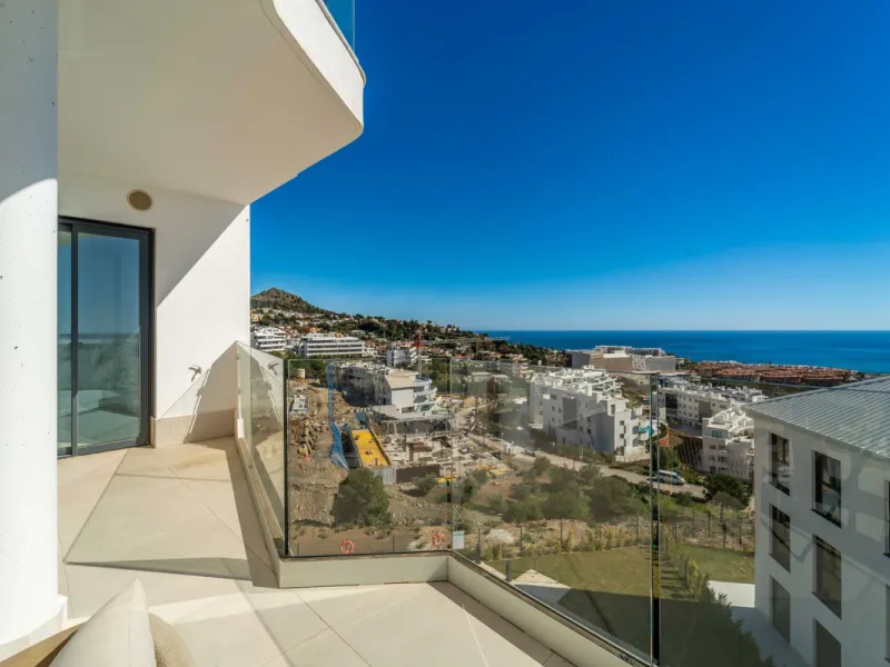 Modern three-bedroom apartment with panoramic sea views in an elevated position on the Costa del Sol.