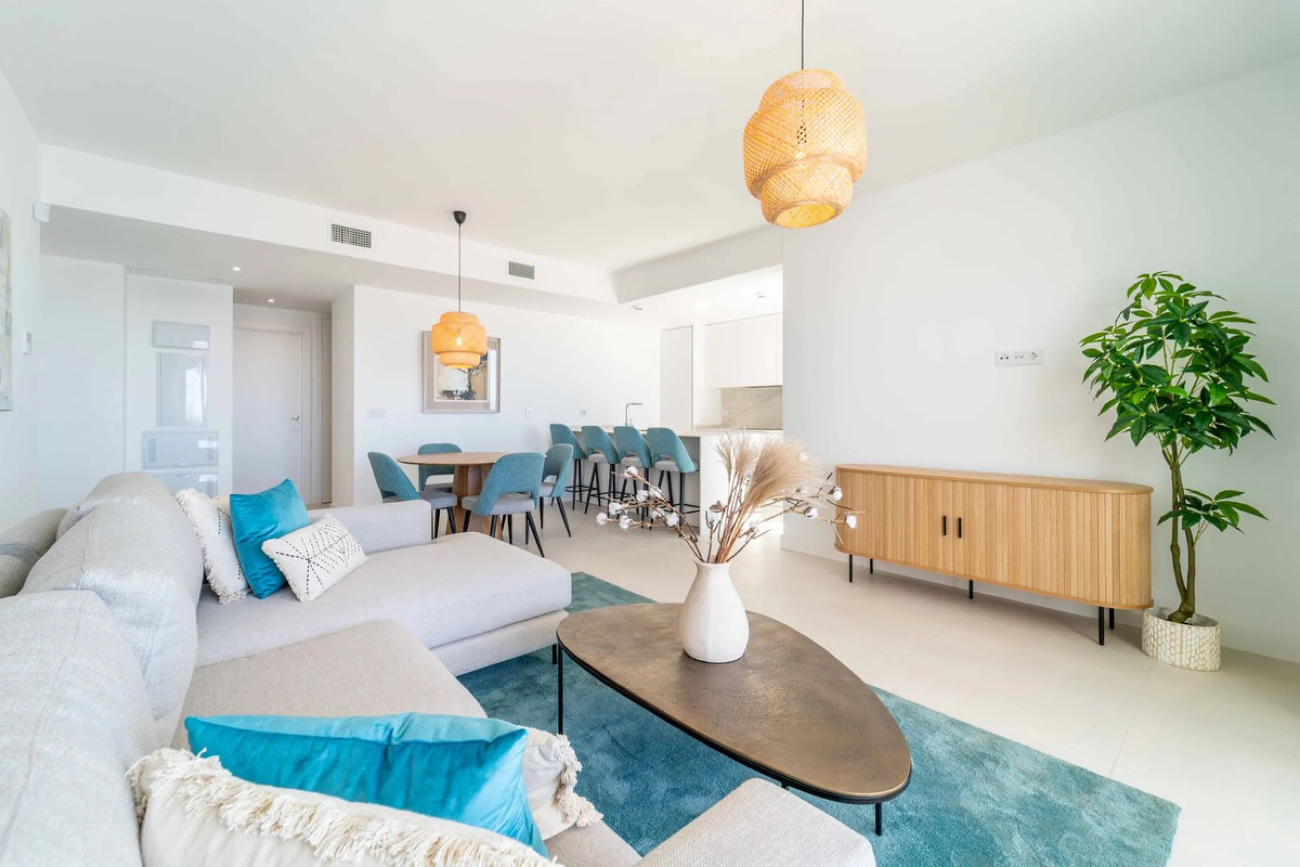 Modern three-bedroom apartment with panoramic sea views in an elevated position on the Costa del Sol.