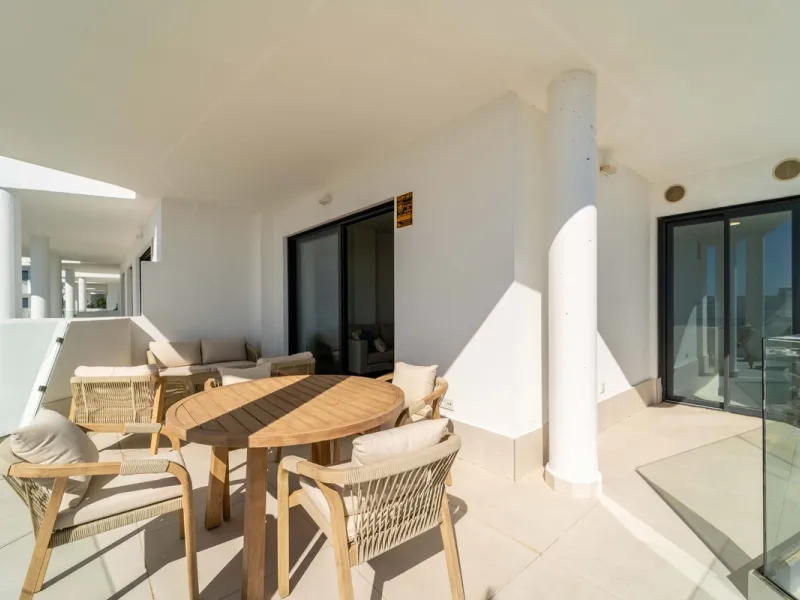Modern three-bedroom apartment with panoramic sea views in an elevated position on the Costa del Sol.