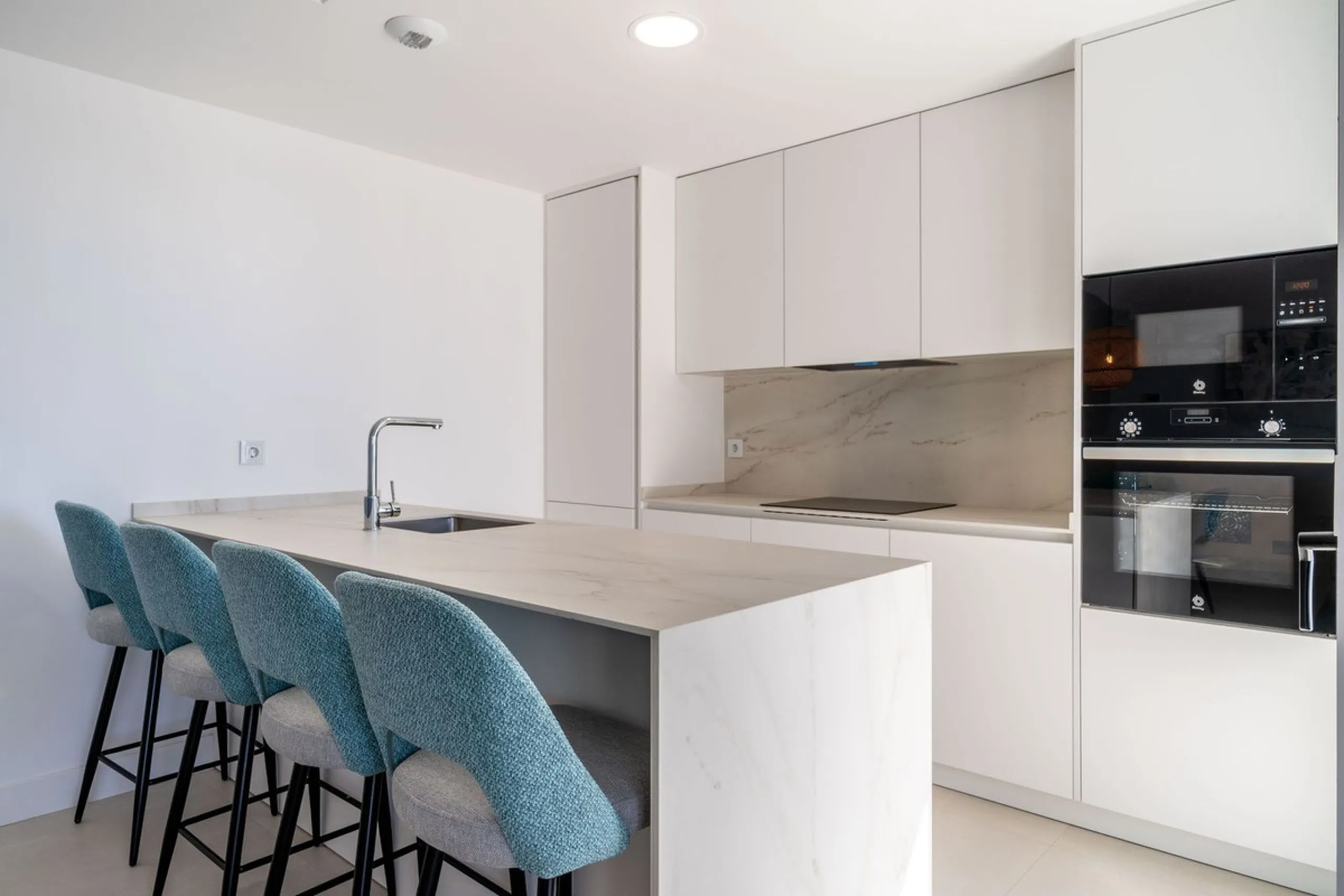 Modern three-bedroom apartment with panoramic sea views in an elevated position on the Costa del Sol.