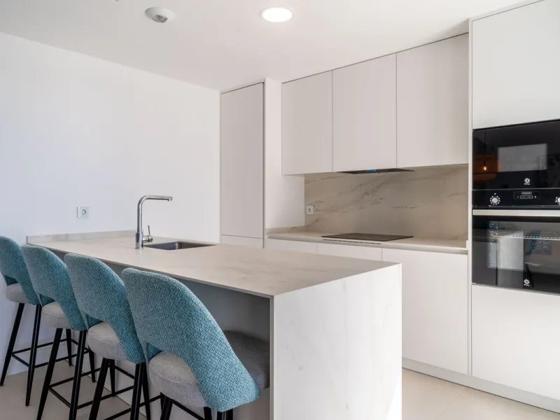 Modern three-bedroom apartment with panoramic sea views in an elevated position on the Costa del Sol.
