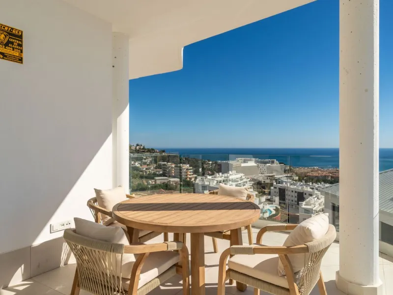 Modern three-bedroom apartment with panoramic sea views in an elevated position on the Costa del Sol.