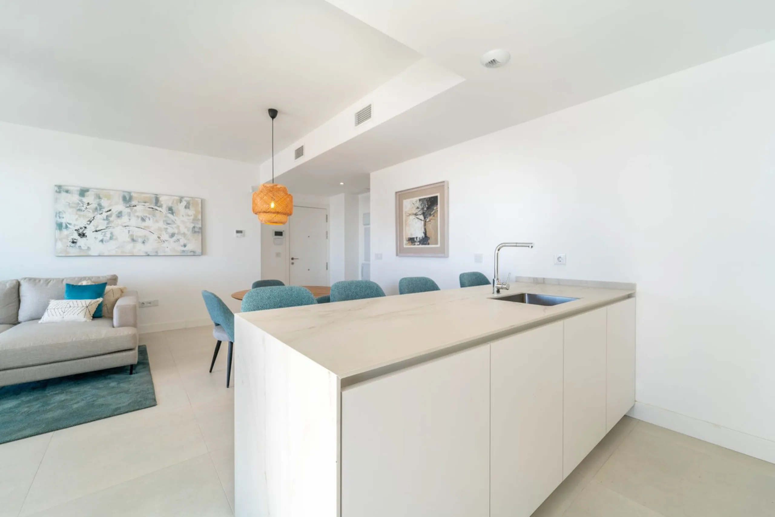 Modern three-bedroom apartment with panoramic sea views in an elevated position on the Costa del Sol.