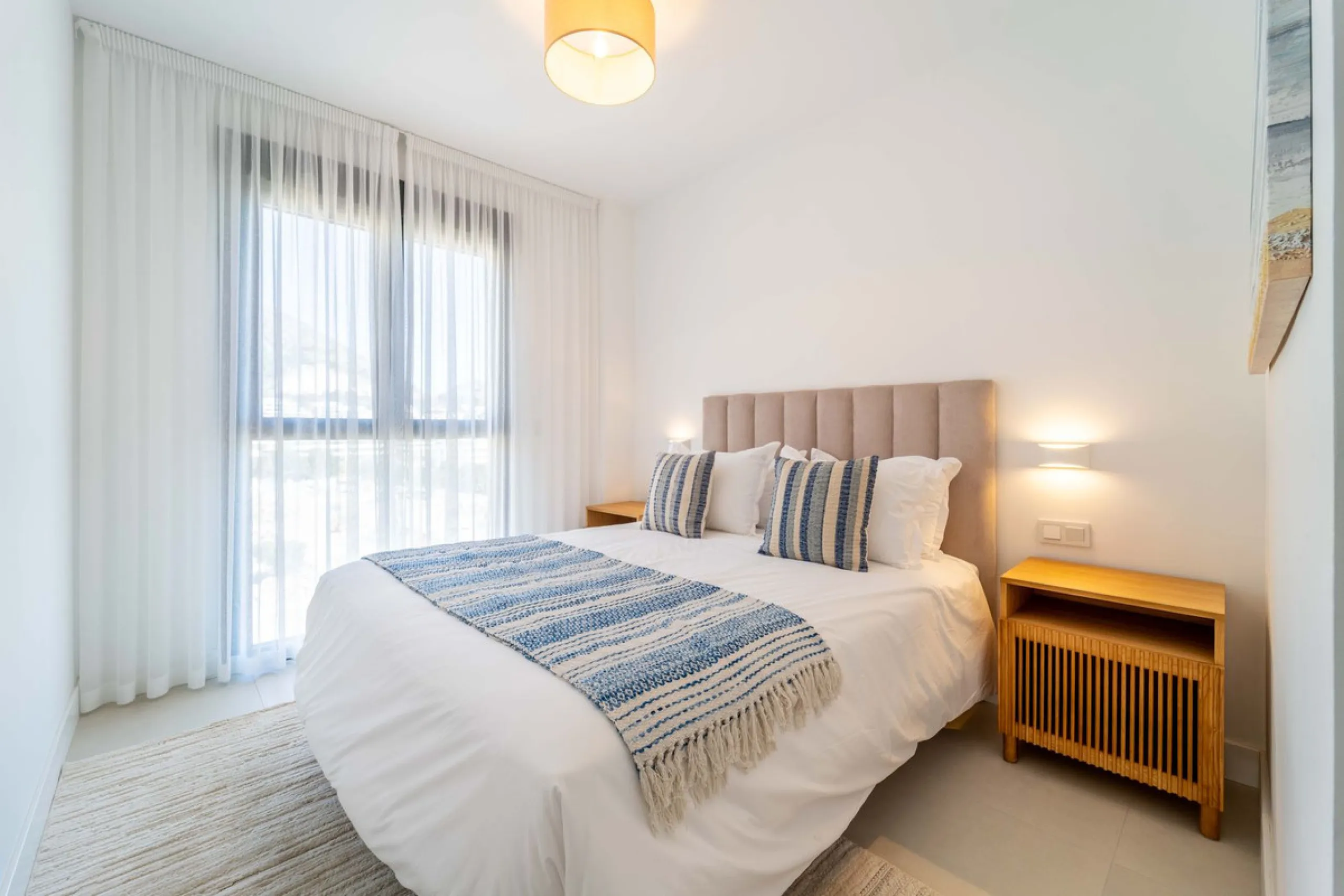 Modern three-bedroom apartment with panoramic sea views in an elevated position on the Costa del Sol.