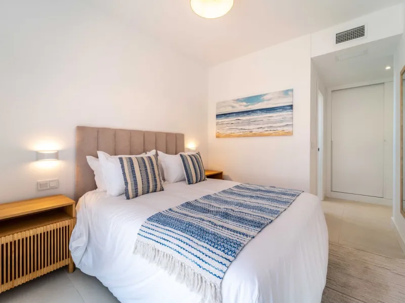 Modern three-bedroom apartment with panoramic sea views in an elevated position on the Costa del Sol.