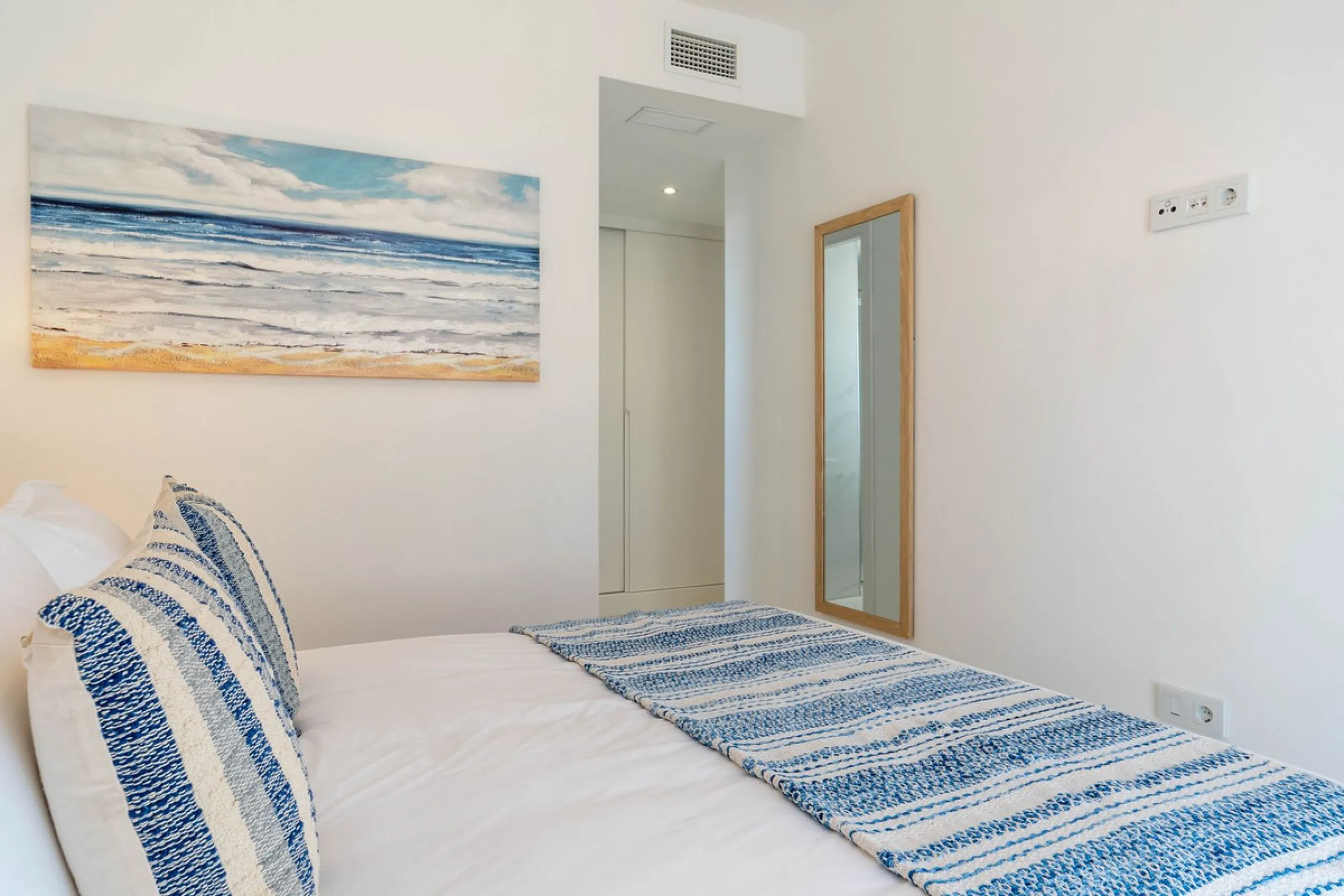 Modern three-bedroom apartment with panoramic sea views in an elevated position on the Costa del Sol.