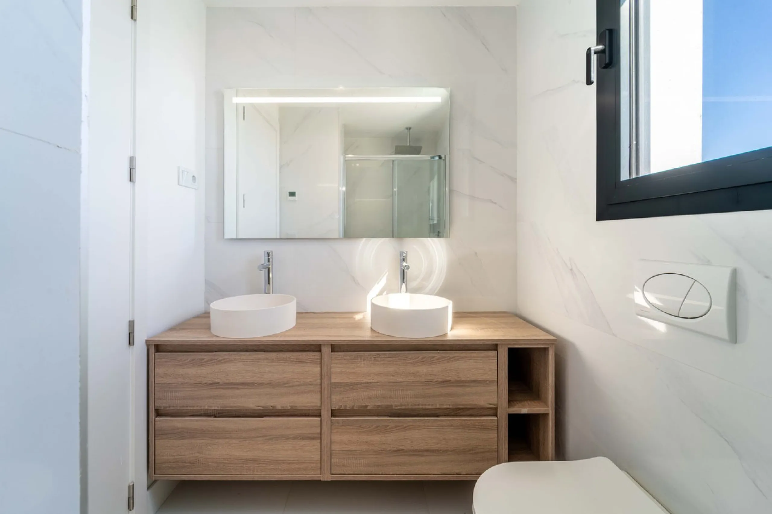 Modern three-bedroom apartment with panoramic sea views in an elevated position on the Costa del Sol.