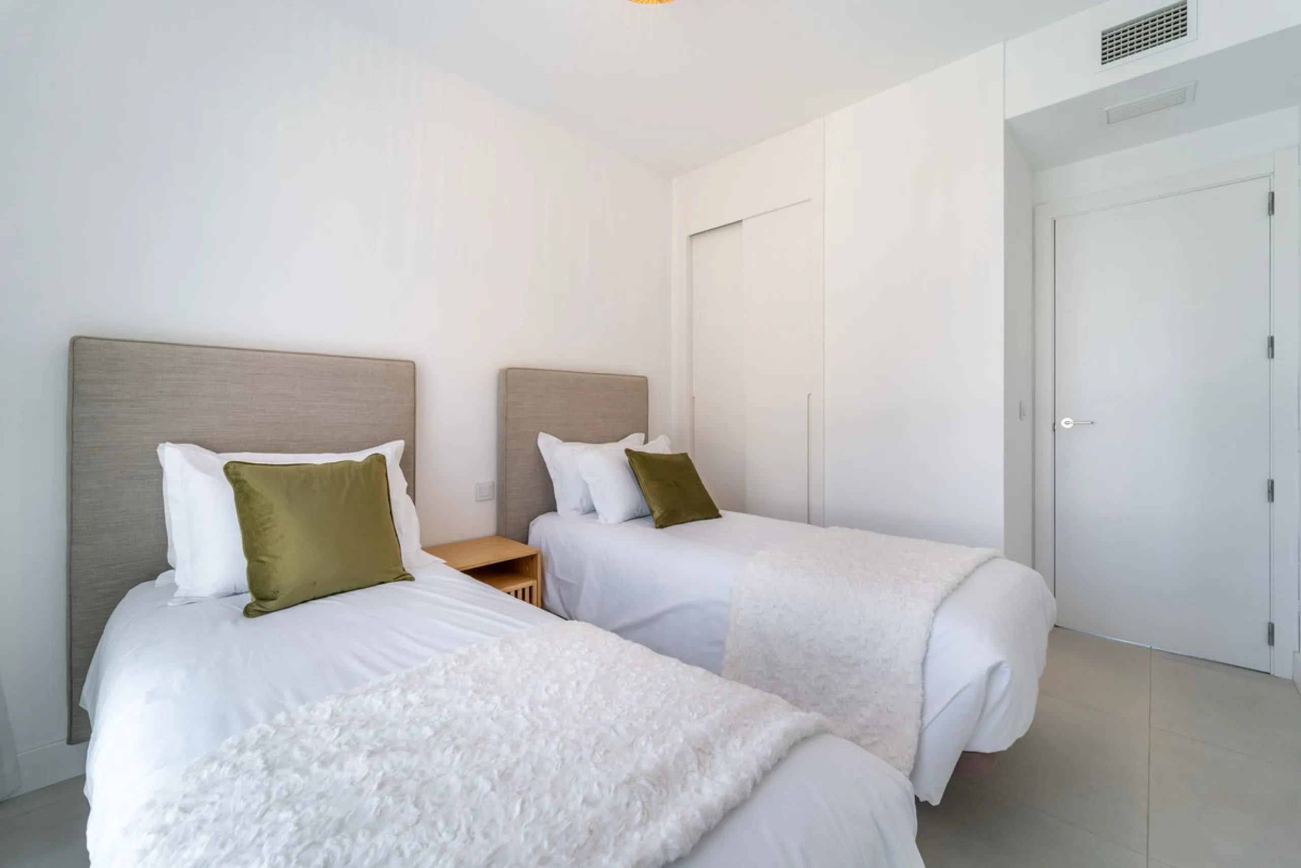 Modern three-bedroom apartment with panoramic sea views in an elevated position on the Costa del Sol.