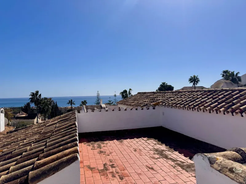 Rare Single-Level Villa with Sea Views in Prime Calahonda Location.
