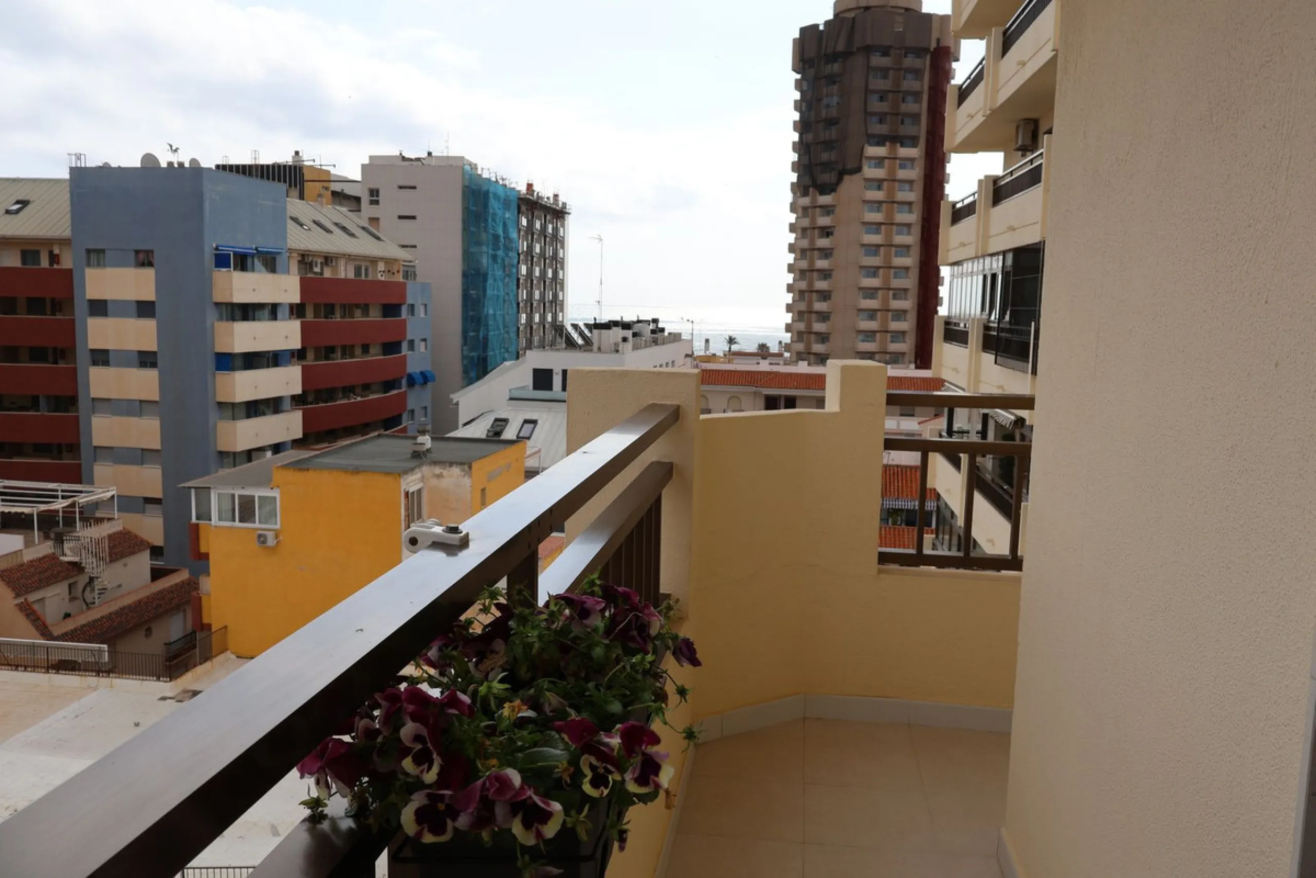 Apartment - Middle Floor Apartment в продаже в Fuengirola, Málaga. В доме 2 спален и 2 ванных комнат. Площадь дома 107 м²