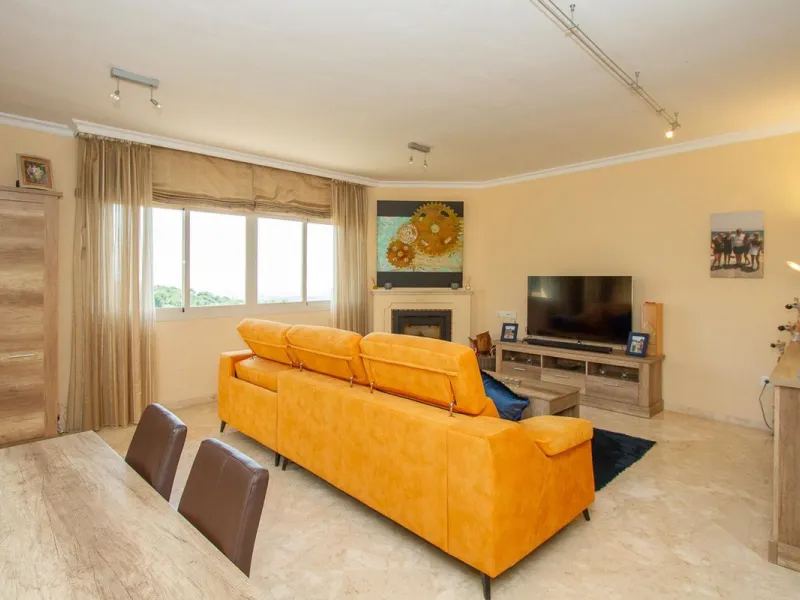 Wonderful luxury executive three bedroom south east facing penthouse with the most outstanding views to the sea.