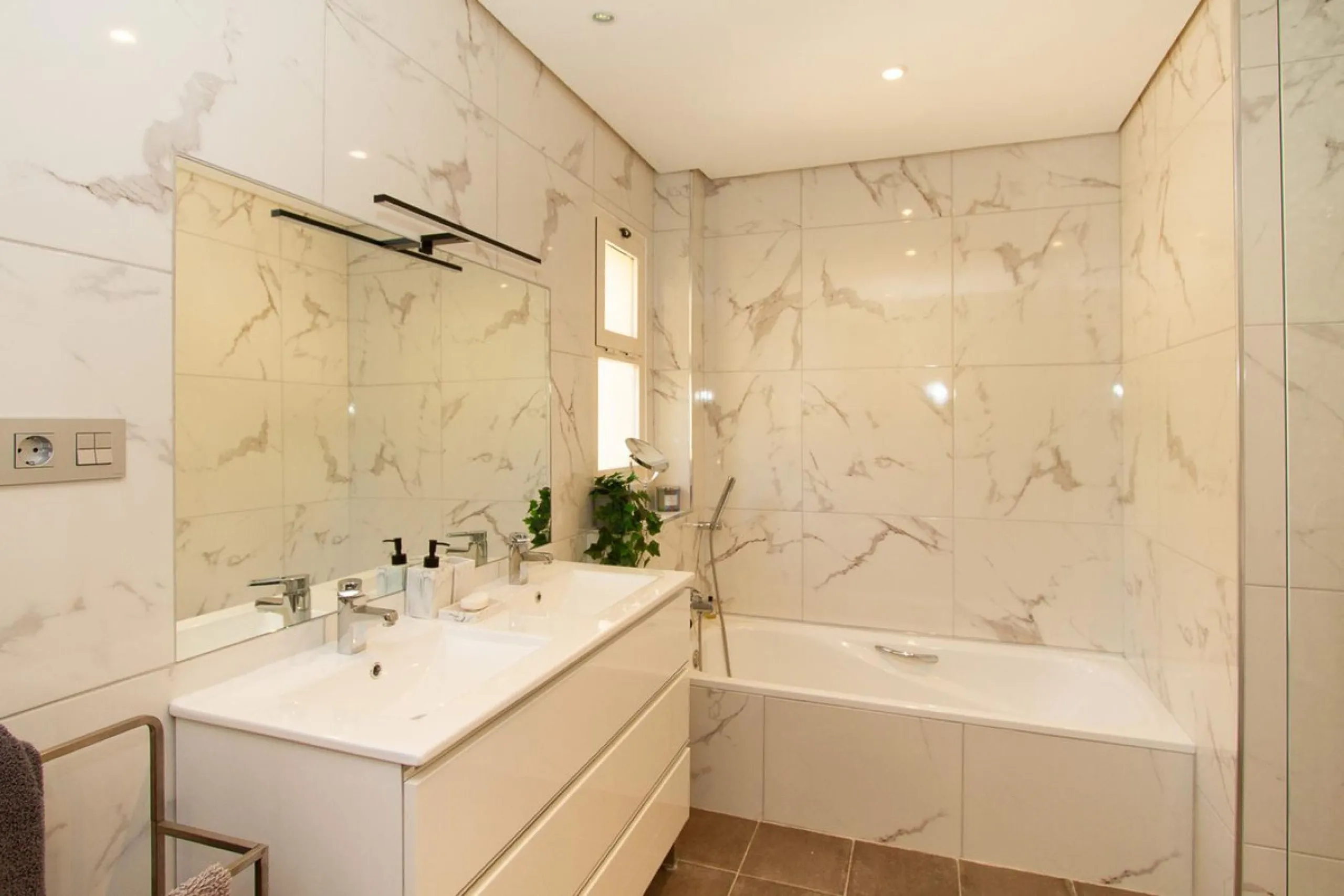 Wonderful luxury executive three bedroom south east facing penthouse with the most outstanding views to the sea.
