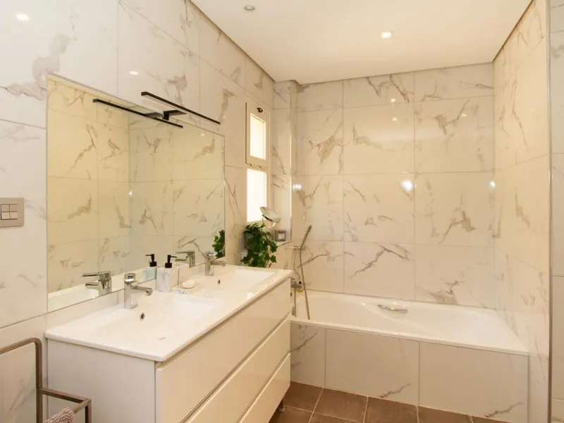 Wonderful luxury executive three bedroom south east facing penthouse with the most outstanding views to the sea.