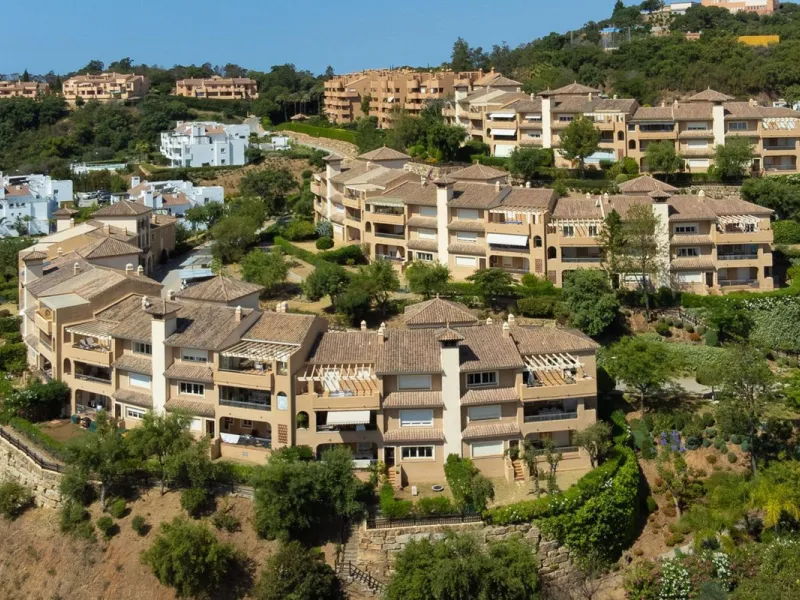 Wonderful luxury executive three bedroom south east facing penthouse with the most outstanding views to the sea.