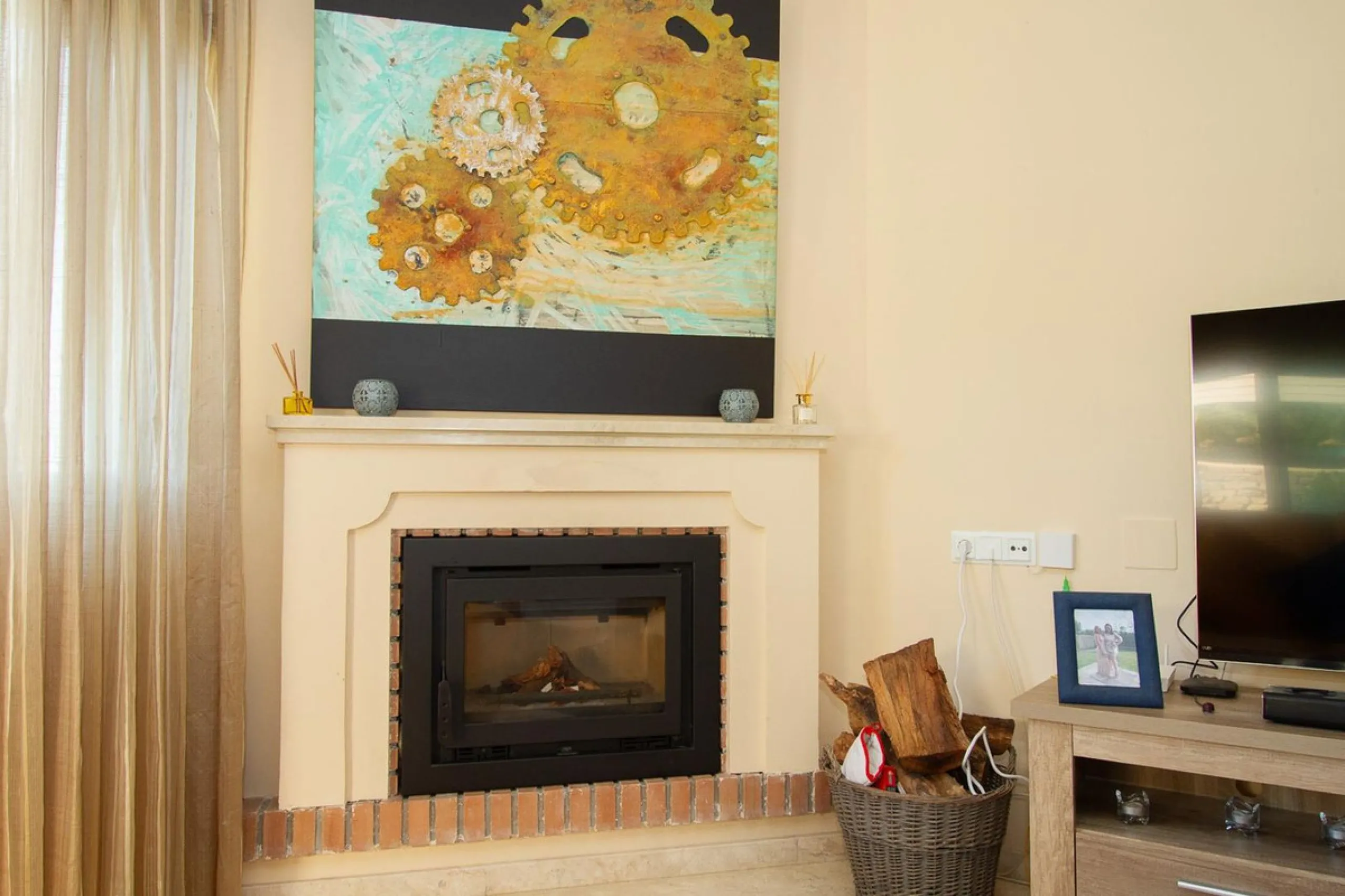 Wonderful luxury executive three bedroom south east facing penthouse with the most outstanding views to the sea.