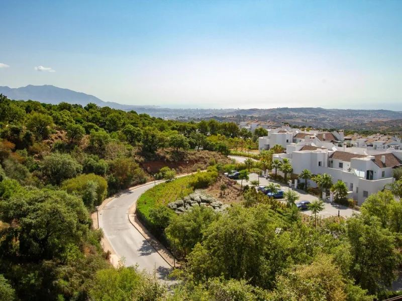Wonderful luxury executive three bedroom south east facing penthouse with the most outstanding views to the sea.
