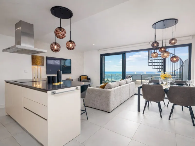 This luxurious fully furnished 2-bedroom penthouse is located in the modern and highly sought-after Oasis 325 development, in one of the fastest-growing areas between Marbella and Estepona. The property combines contemporary architecture, excellent natura
