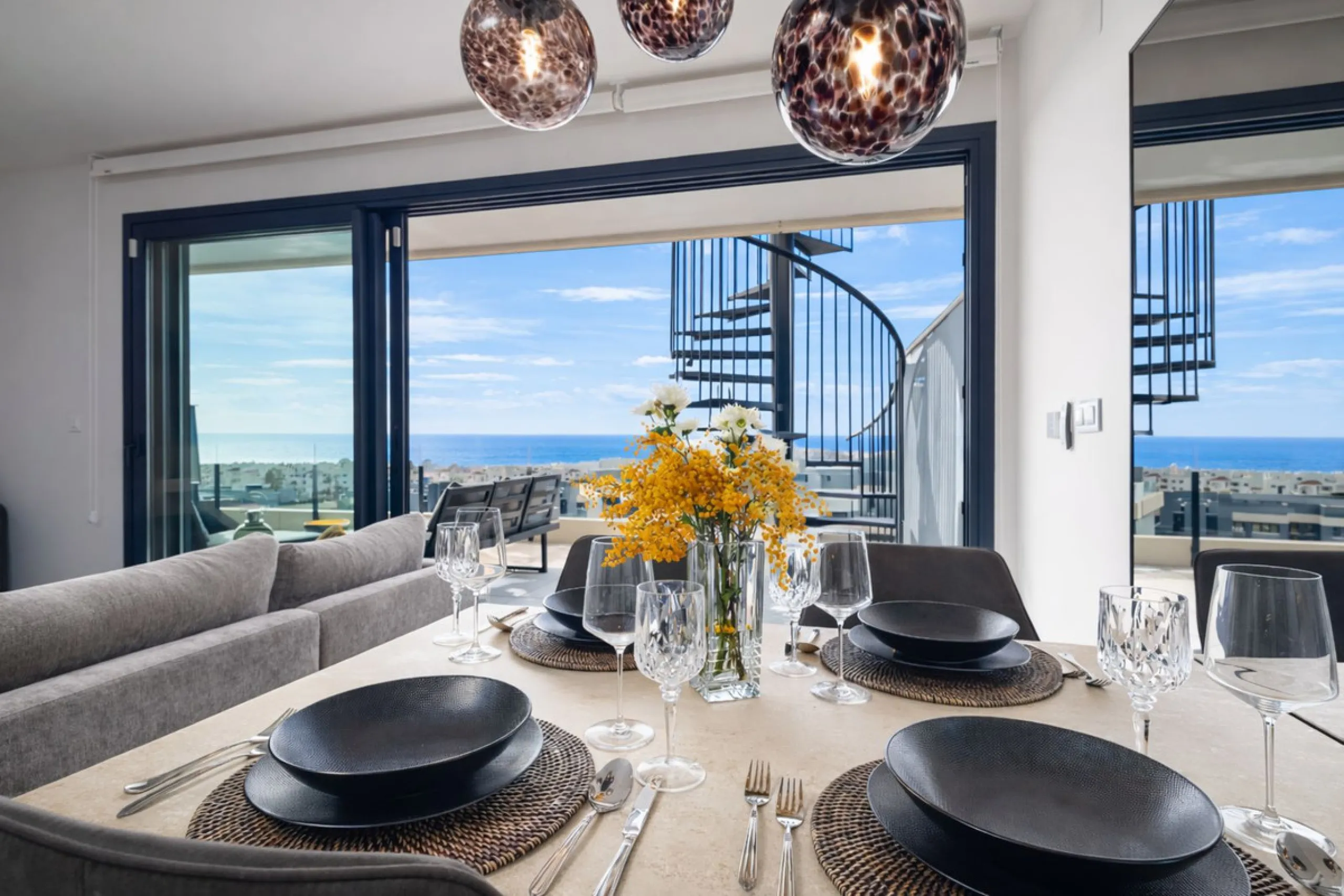 This luxurious fully furnished 2-bedroom penthouse is located in the modern and highly sought-after Oasis 325 development, in one of the fastest-growing areas between Marbella and Estepona. The property combines contemporary architecture, excellent natura