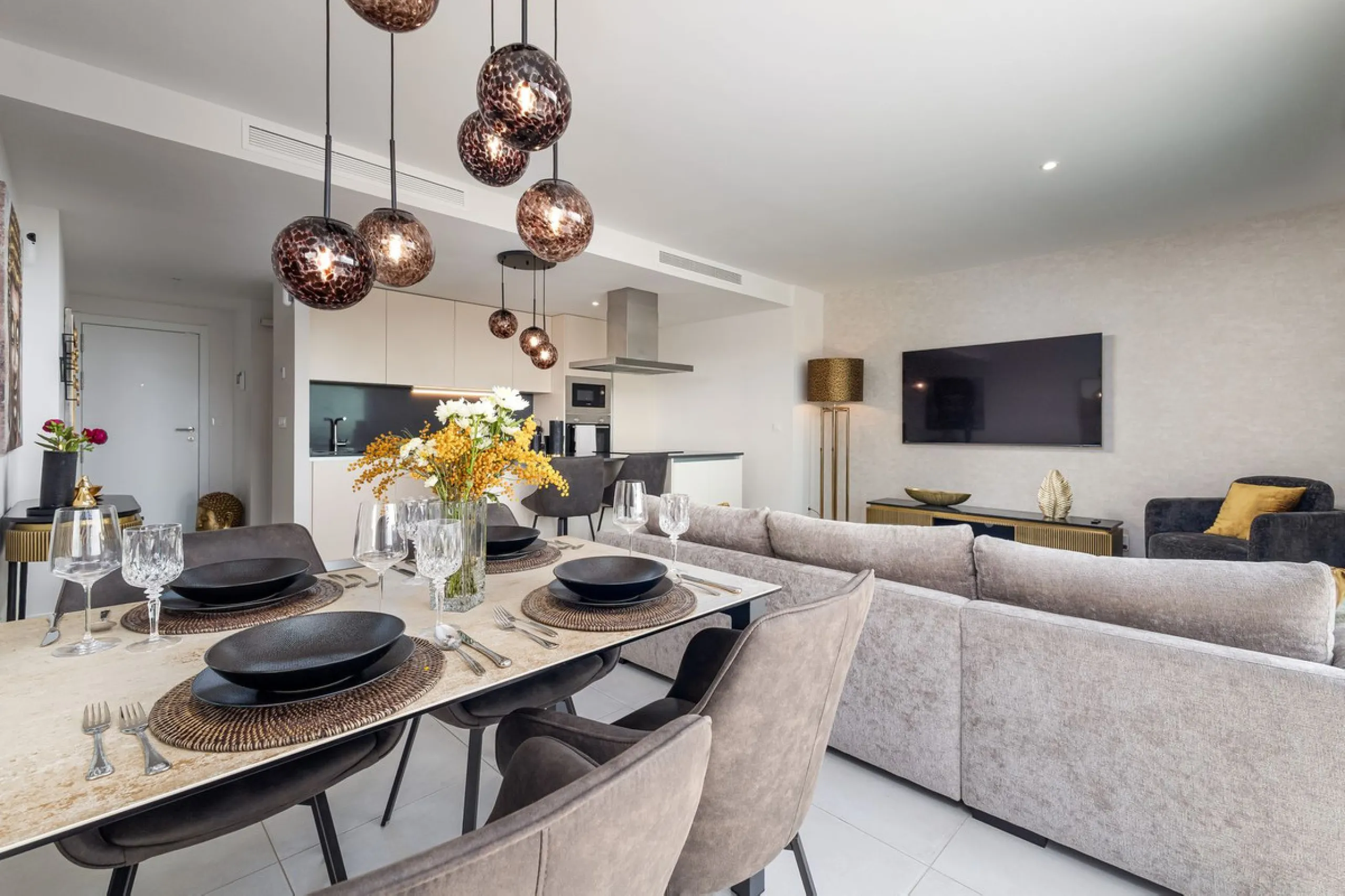 This luxurious fully furnished 2-bedroom penthouse is located in the modern and highly sought-after Oasis 325 development, in one of the fastest-growing areas between Marbella and Estepona. The property combines contemporary architecture, excellent natura
