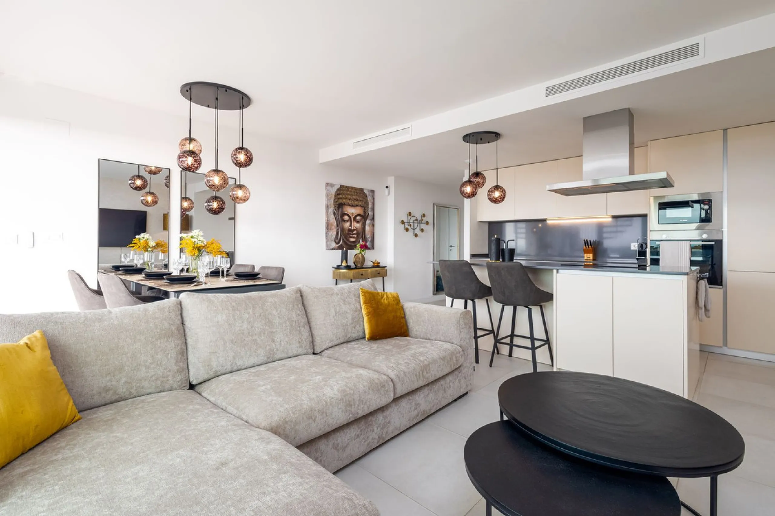 This luxurious fully furnished 2-bedroom penthouse is located in the modern and highly sought-after Oasis 325 development, in one of the fastest-growing areas between Marbella and Estepona. The property combines contemporary architecture, excellent natura