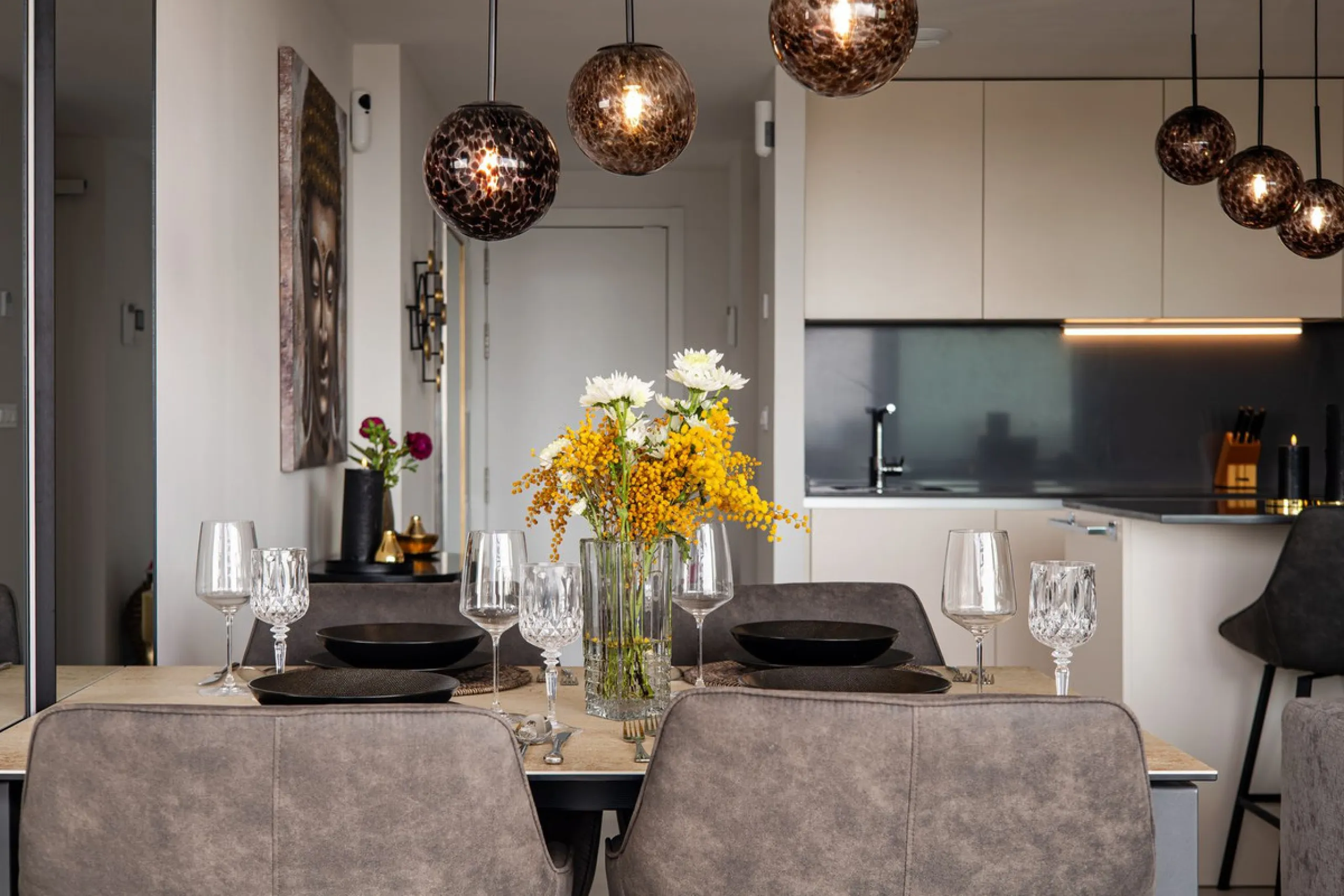 This luxurious fully furnished 2-bedroom penthouse is located in the modern and highly sought-after Oasis 325 development, in one of the fastest-growing areas between Marbella and Estepona. The property combines contemporary architecture, excellent natura