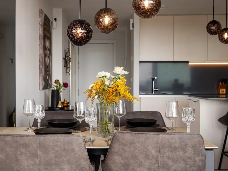 This luxurious fully furnished 2-bedroom penthouse is located in the modern and highly sought-after Oasis 325 development, in one of the fastest-growing areas between Marbella and Estepona. The property combines contemporary architecture, excellent natura