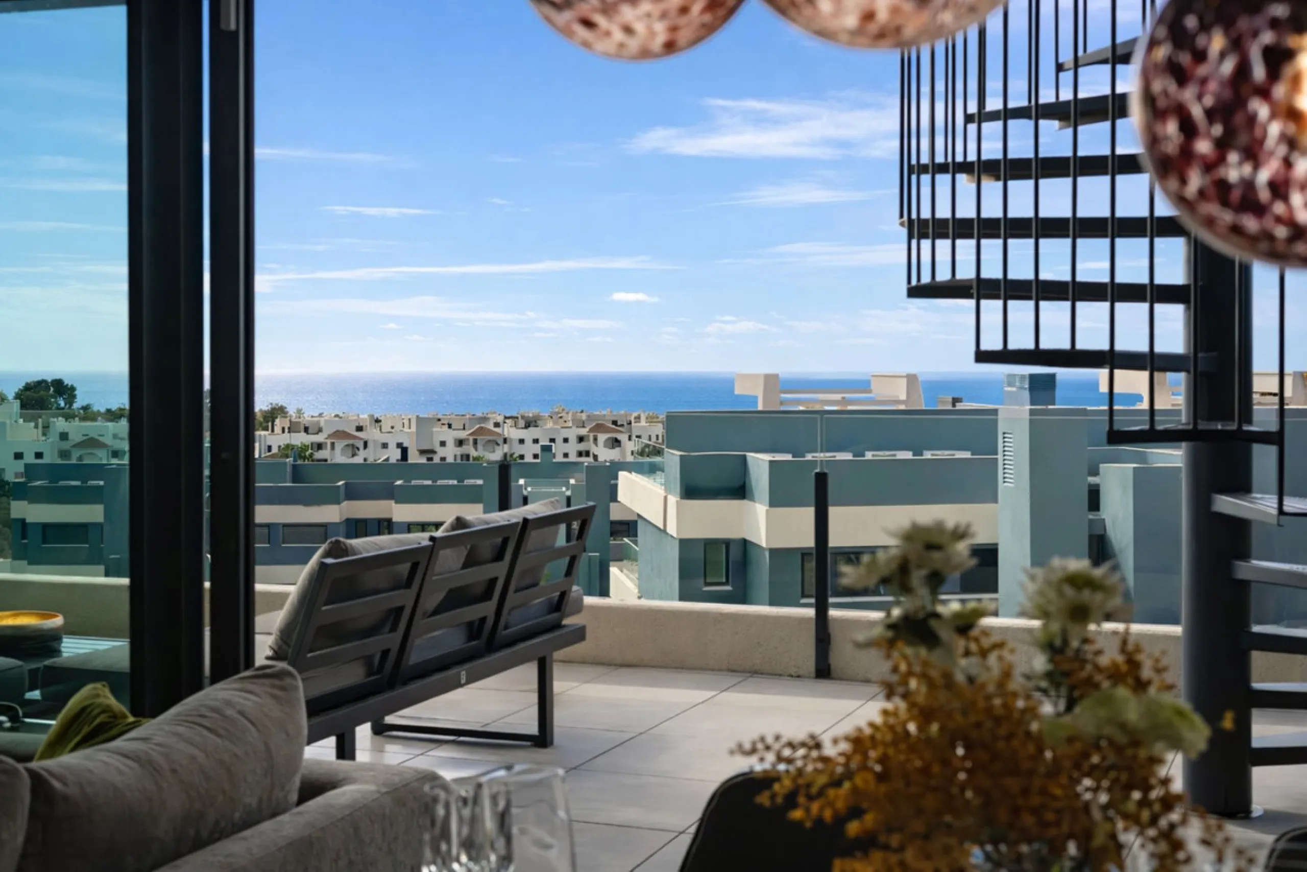 This luxurious fully furnished 2-bedroom penthouse is located in the modern and highly sought-after Oasis 325 development, in one of the fastest-growing areas between Marbella and Estepona. The property combines contemporary architecture, excellent natura