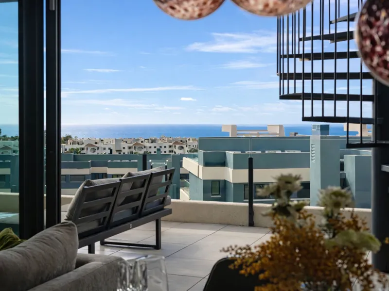 This luxurious fully furnished 2-bedroom penthouse is located in the modern and highly sought-after Oasis 325 development, in one of the fastest-growing areas between Marbella and Estepona. The property combines contemporary architecture, excellent natura