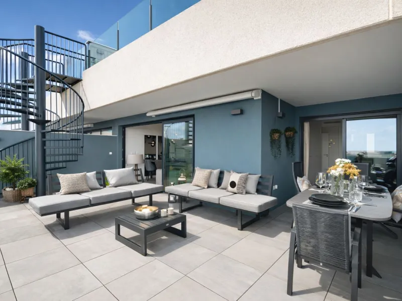 This luxurious fully furnished 2-bedroom penthouse is located in the modern and highly sought-after Oasis 325 development, in one of the fastest-growing areas between Marbella and Estepona. The property combines contemporary architecture, excellent natura