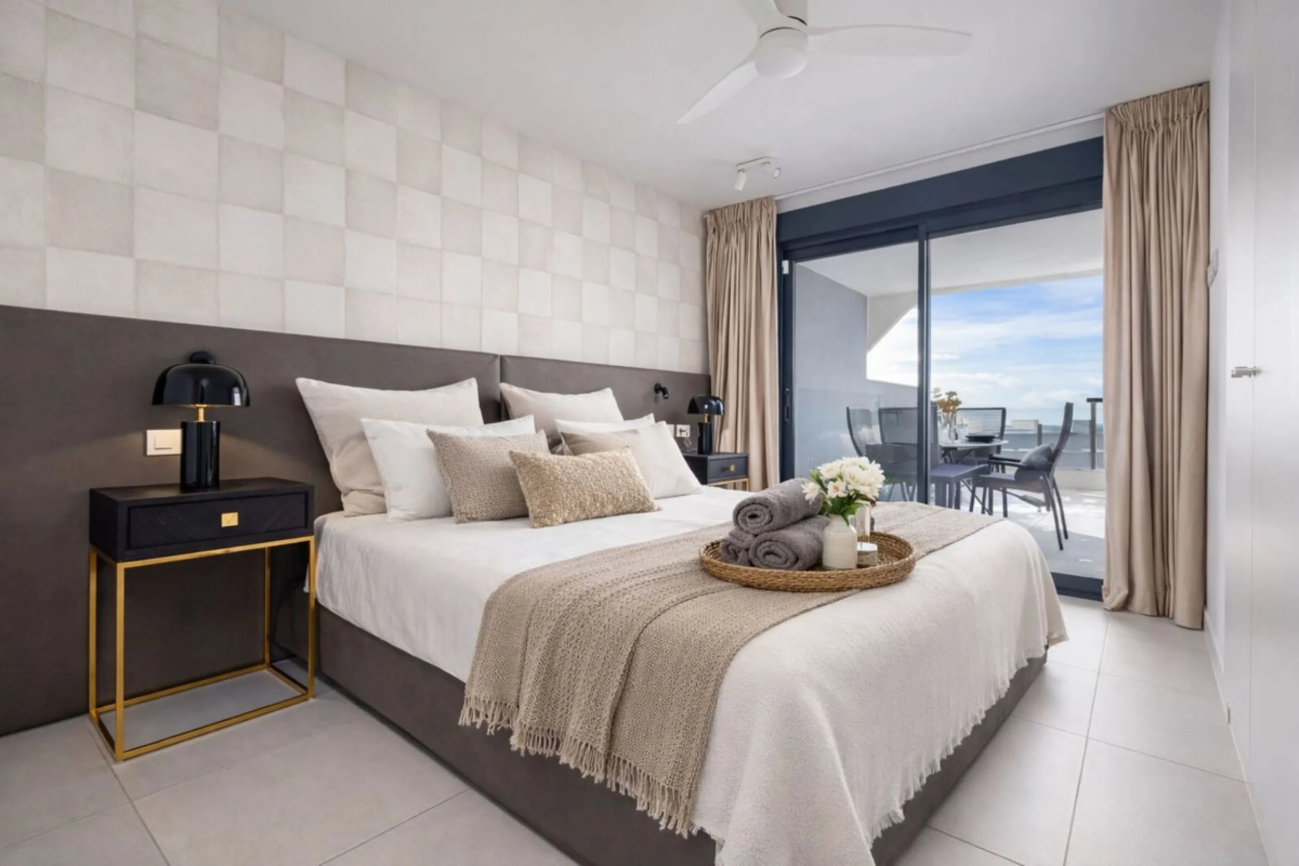 This luxurious fully furnished 2-bedroom penthouse is located in the modern and highly sought-after Oasis 325 development, in one of the fastest-growing areas between Marbella and Estepona. The property combines contemporary architecture, excellent natura