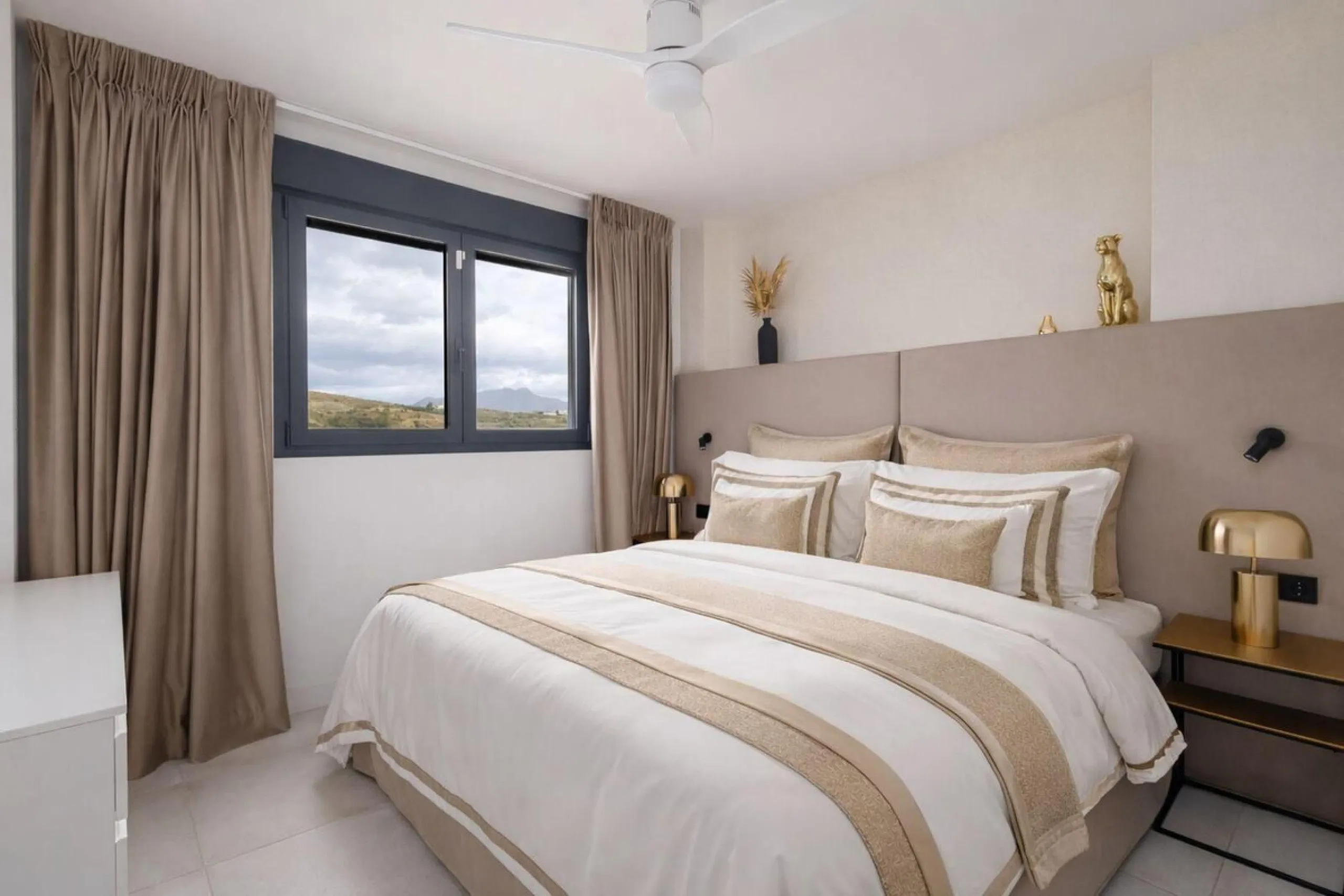 This luxurious fully furnished 2-bedroom penthouse is located in the modern and highly sought-after Oasis 325 development, in one of the fastest-growing areas between Marbella and Estepona. The property combines contemporary architecture, excellent natura