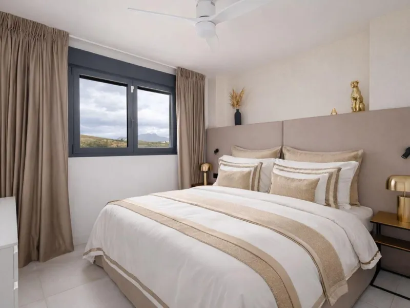 This luxurious fully furnished 2-bedroom penthouse is located in the modern and highly sought-after Oasis 325 development, in one of the fastest-growing areas between Marbella and Estepona. The property combines contemporary architecture, excellent natura