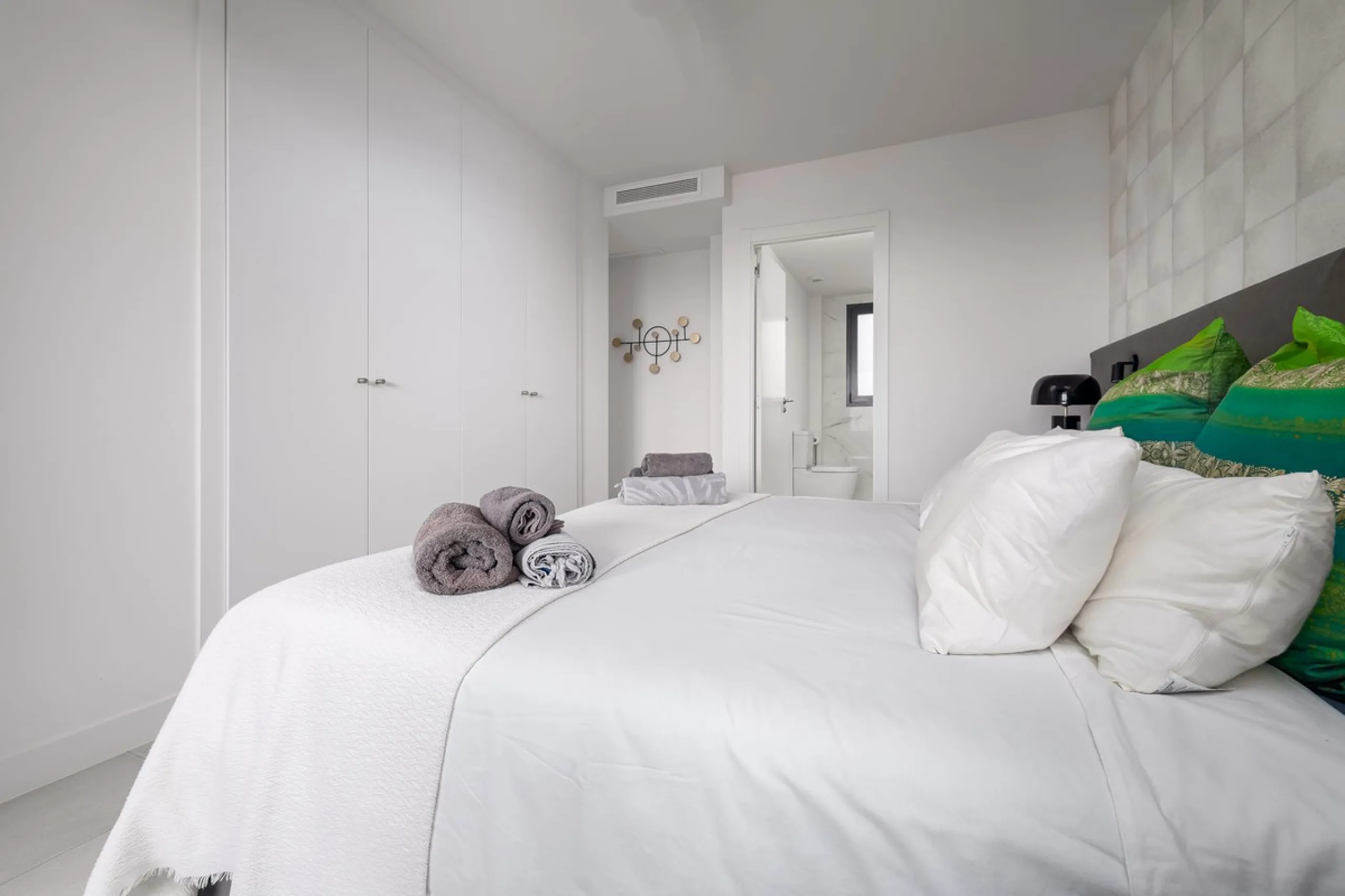 This luxurious fully furnished 2-bedroom penthouse is located in the modern and highly sought-after Oasis 325 development, in one of the fastest-growing areas between Marbella and Estepona. The property combines contemporary architecture, excellent natura