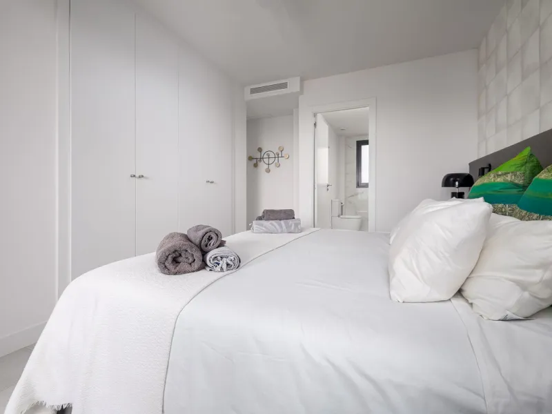 This luxurious fully furnished 2-bedroom penthouse is located in the modern and highly sought-after Oasis 325 development, in one of the fastest-growing areas between Marbella and Estepona. The property combines contemporary architecture, excellent natura