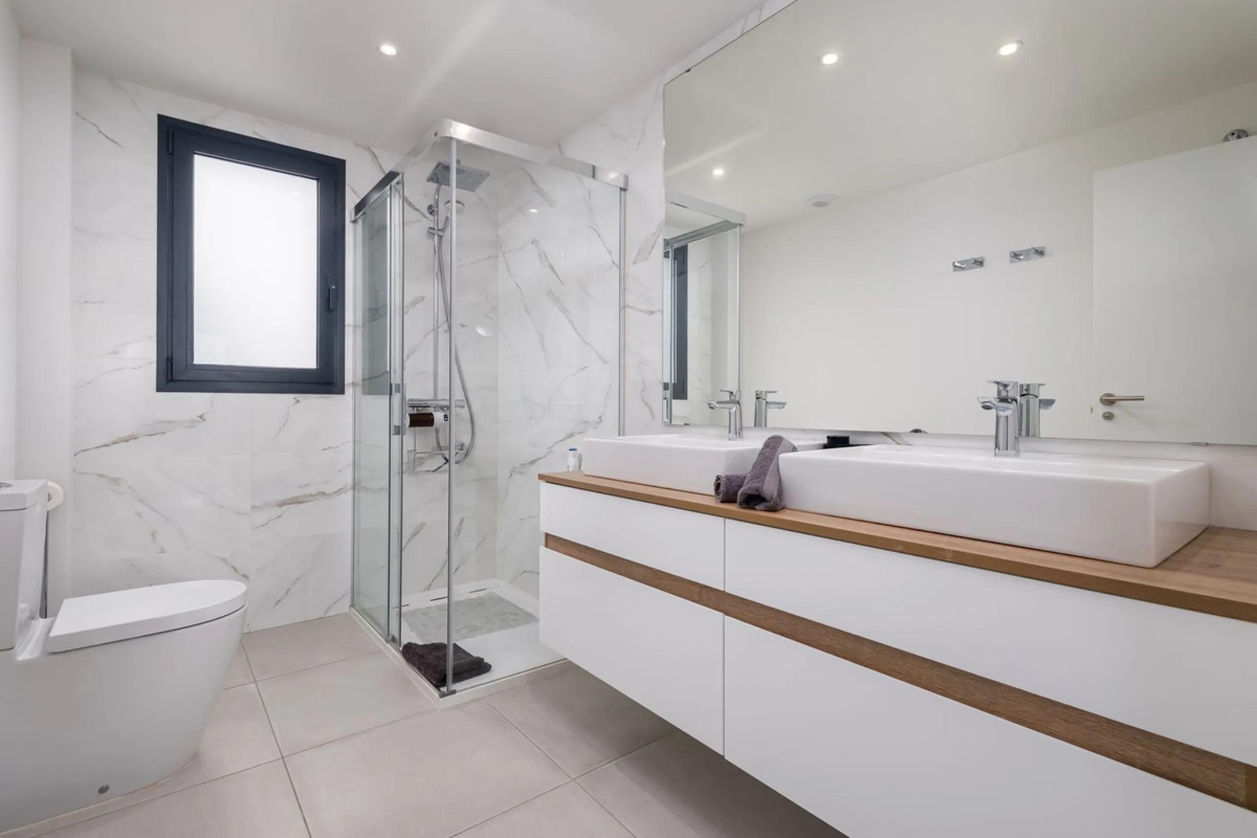 This luxurious fully furnished 2-bedroom penthouse is located in the modern and highly sought-after Oasis 325 development, in one of the fastest-growing areas between Marbella and Estepona. The property combines contemporary architecture, excellent natura