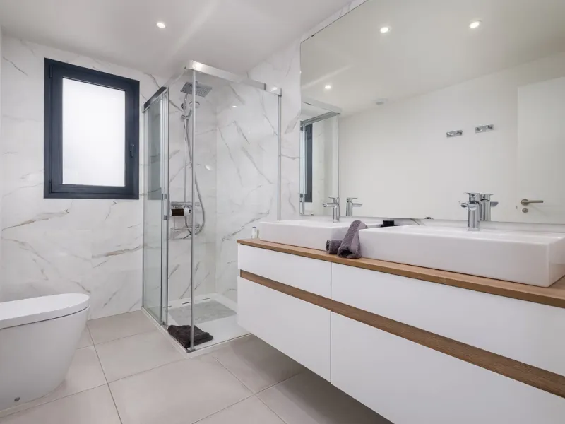 This luxurious fully furnished 2-bedroom penthouse is located in the modern and highly sought-after Oasis 325 development, in one of the fastest-growing areas between Marbella and Estepona. The property combines contemporary architecture, excellent natura