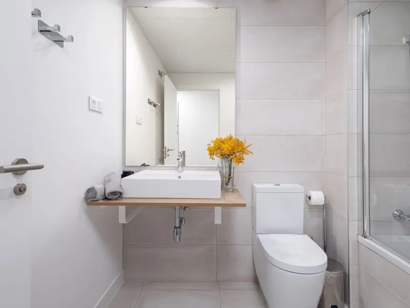 This luxurious fully furnished 2-bedroom penthouse is located in the modern and highly sought-after Oasis 325 development, in one of the fastest-growing areas between Marbella and Estepona. The property combines contemporary architecture, excellent natura