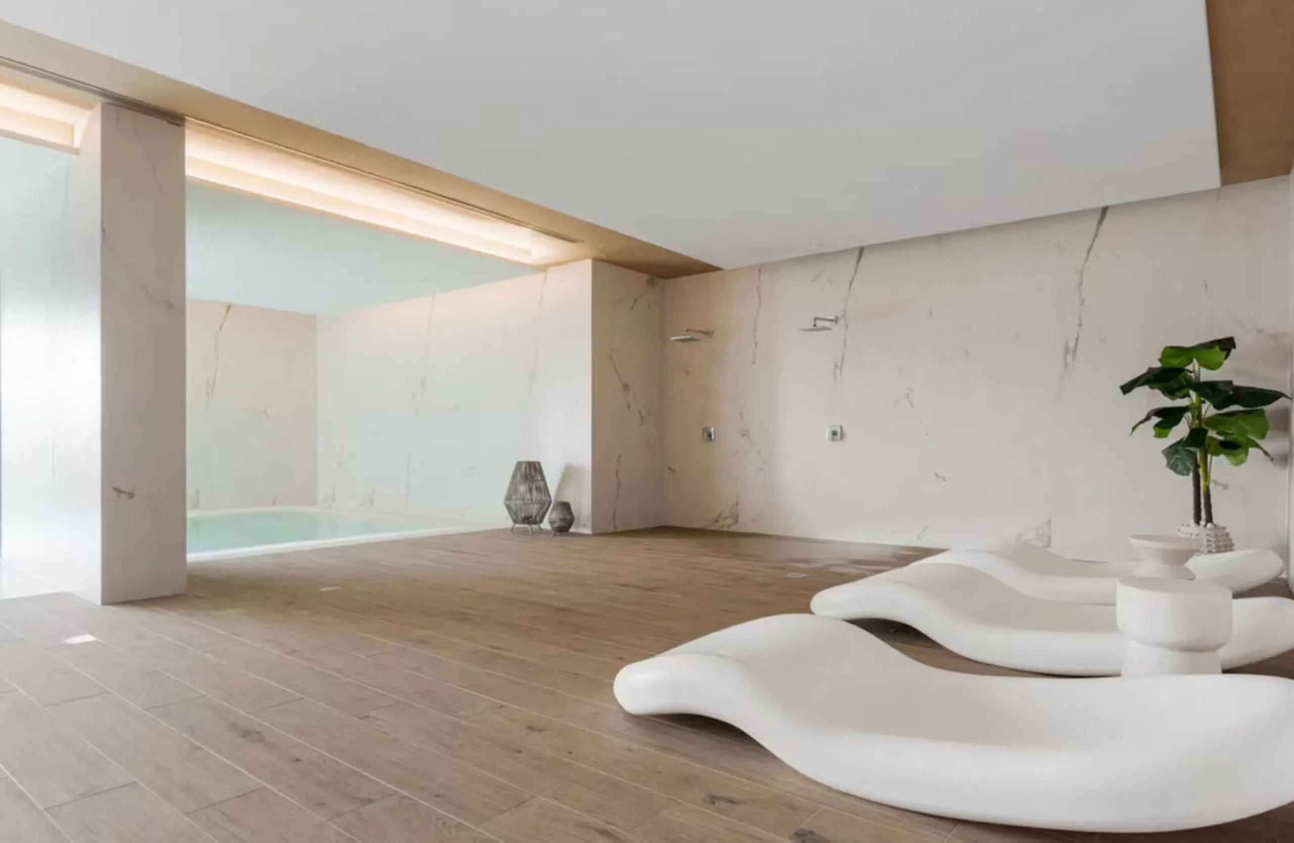 This luxurious fully furnished 2-bedroom penthouse is located in the modern and highly sought-after Oasis 325 development, in one of the fastest-growing areas between Marbella and Estepona. The property combines contemporary architecture, excellent natura