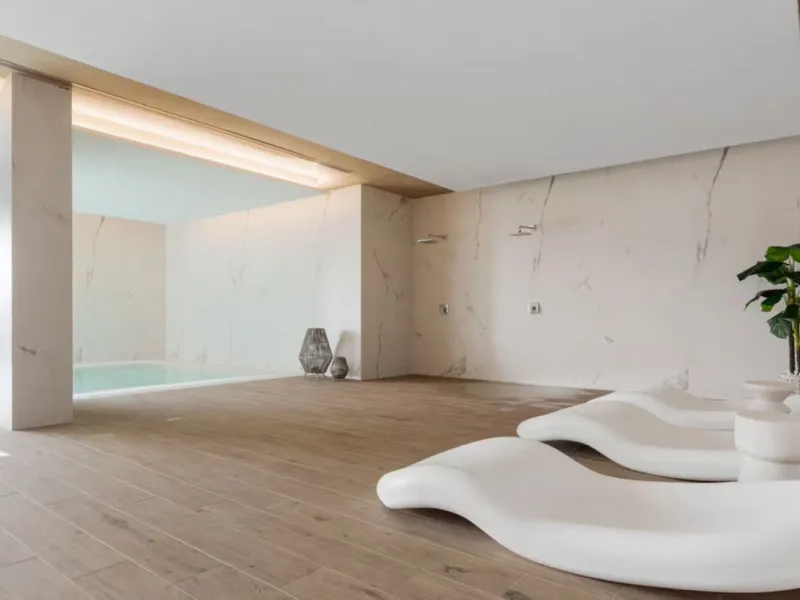 This luxurious fully furnished 2-bedroom penthouse is located in the modern and highly sought-after Oasis 325 development, in one of the fastest-growing areas between Marbella and Estepona. The property combines contemporary architecture, excellent natura