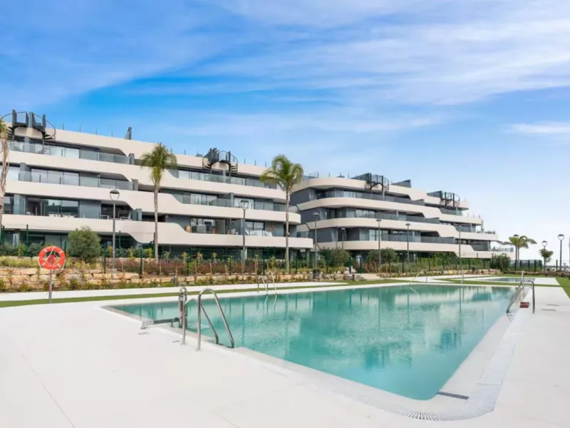 This luxurious fully furnished 2-bedroom penthouse is located in the modern and highly sought-after Oasis 325 development, in one of the fastest-growing areas between Marbella and Estepona. The property combines contemporary architecture, excellent natura