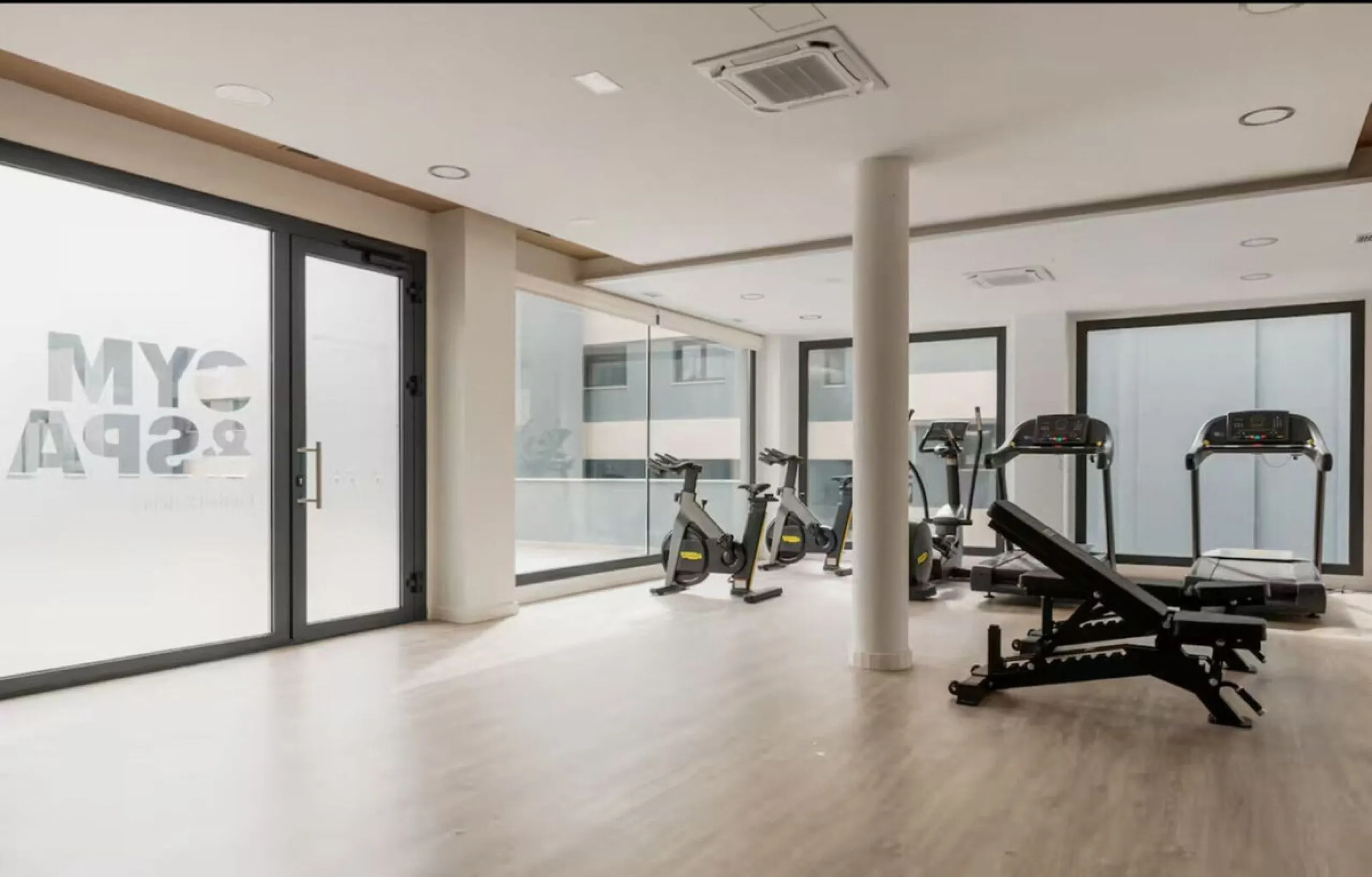 This luxurious fully furnished 2-bedroom penthouse is located in the modern and highly sought-after Oasis 325 development, in one of the fastest-growing areas between Marbella and Estepona. The property combines contemporary architecture, excellent natura