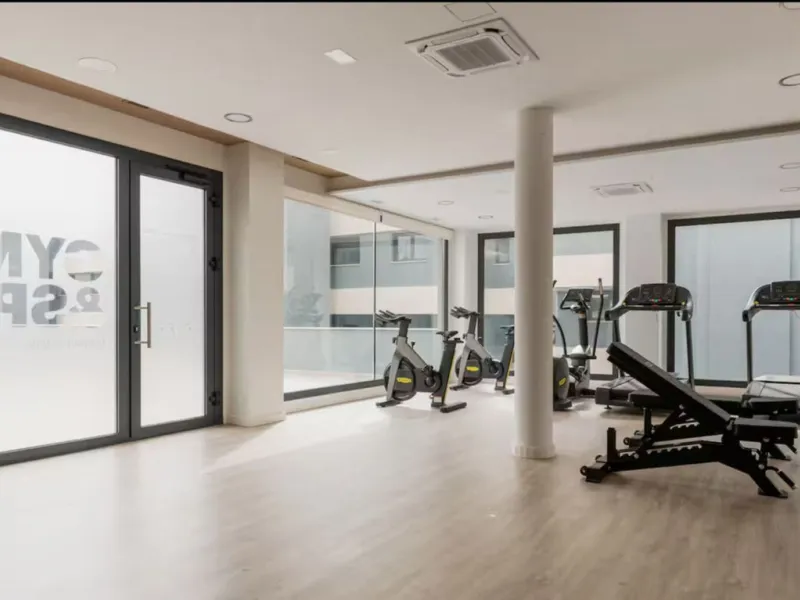 This luxurious fully furnished 2-bedroom penthouse is located in the modern and highly sought-after Oasis 325 development, in one of the fastest-growing areas between Marbella and Estepona. The property combines contemporary architecture, excellent natura
