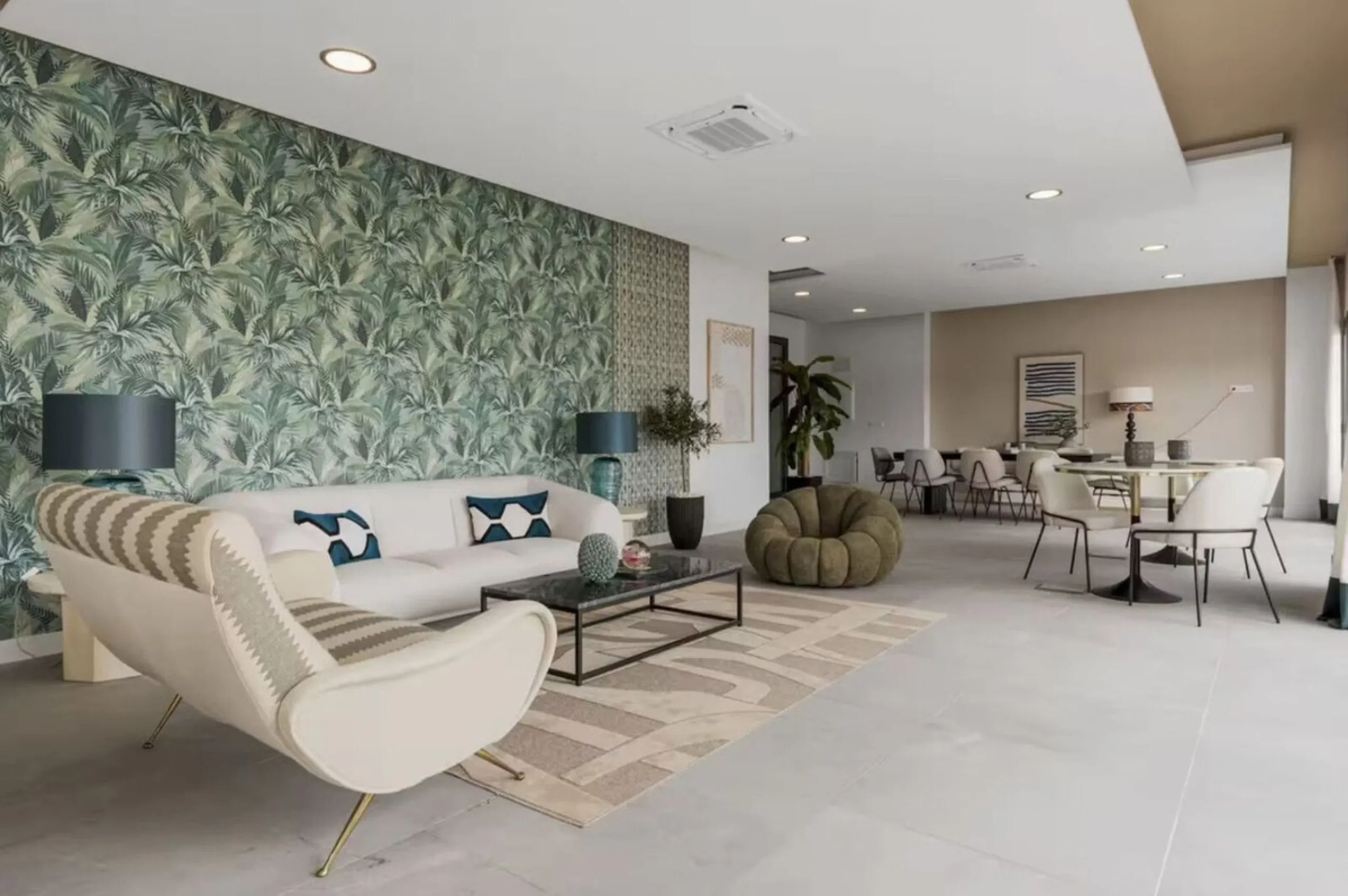 This luxurious fully furnished 2-bedroom penthouse is located in the modern and highly sought-after Oasis 325 development, in one of the fastest-growing areas between Marbella and Estepona. The property combines contemporary architecture, excellent natura