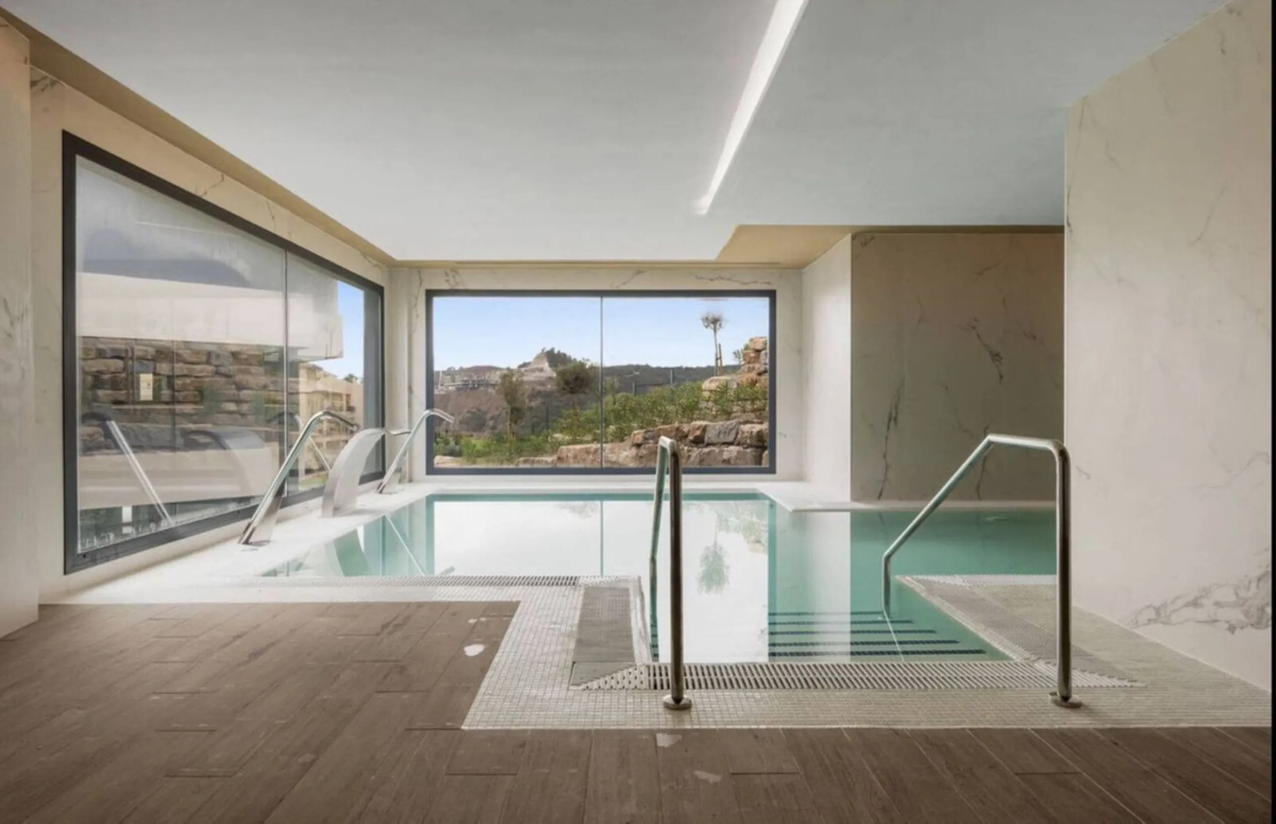 This luxurious fully furnished 2-bedroom penthouse is located in the modern and highly sought-after Oasis 325 development, in one of the fastest-growing areas between Marbella and Estepona. The property combines contemporary architecture, excellent natura