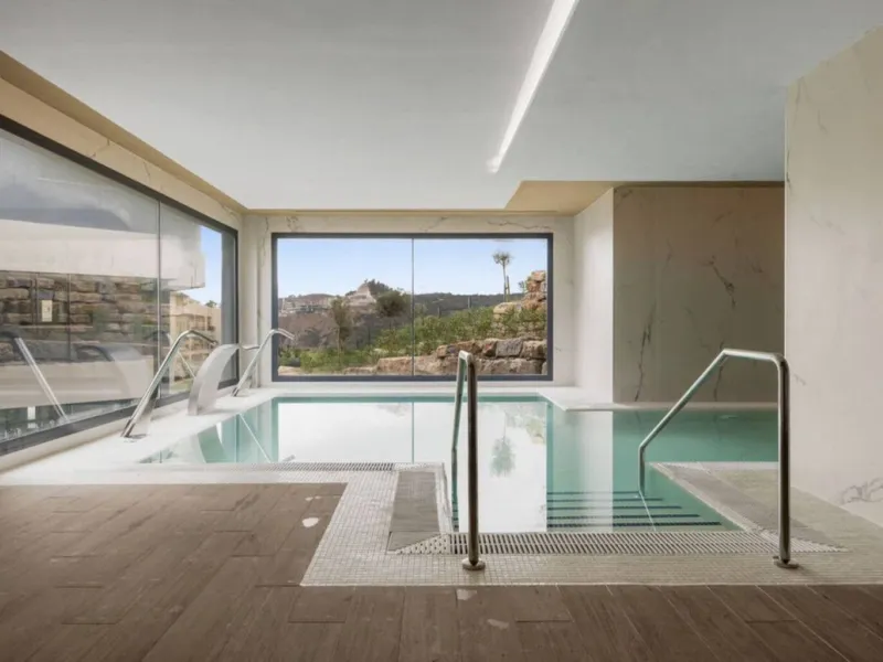 This luxurious fully furnished 2-bedroom penthouse is located in the modern and highly sought-after Oasis 325 development, in one of the fastest-growing areas between Marbella and Estepona. The property combines contemporary architecture, excellent natura