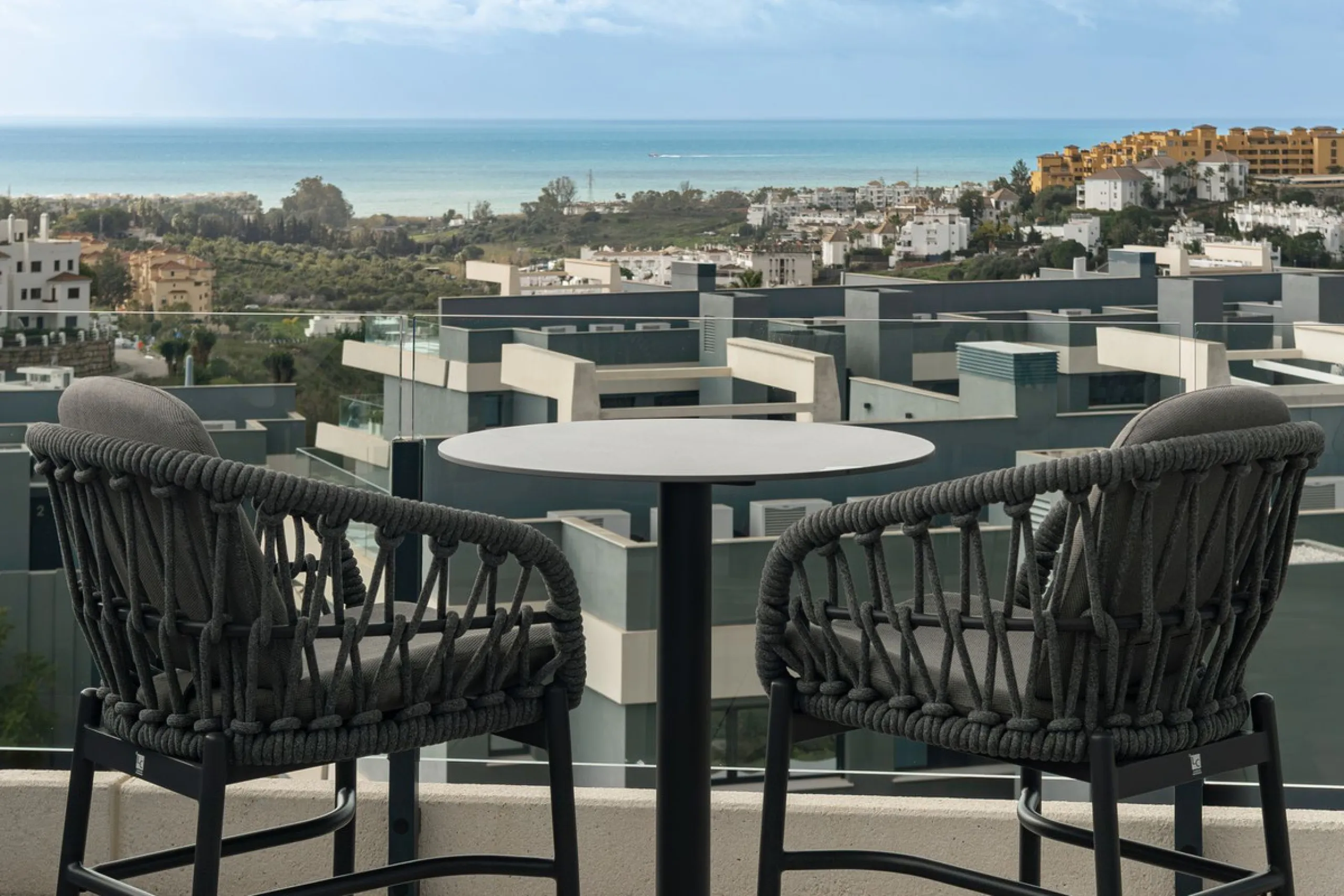 This luxurious fully furnished 2-bedroom penthouse is located in the modern and highly sought-after Oasis 325 development, in one of the fastest-growing areas between Marbella and Estepona. The property combines contemporary architecture, excellent natura