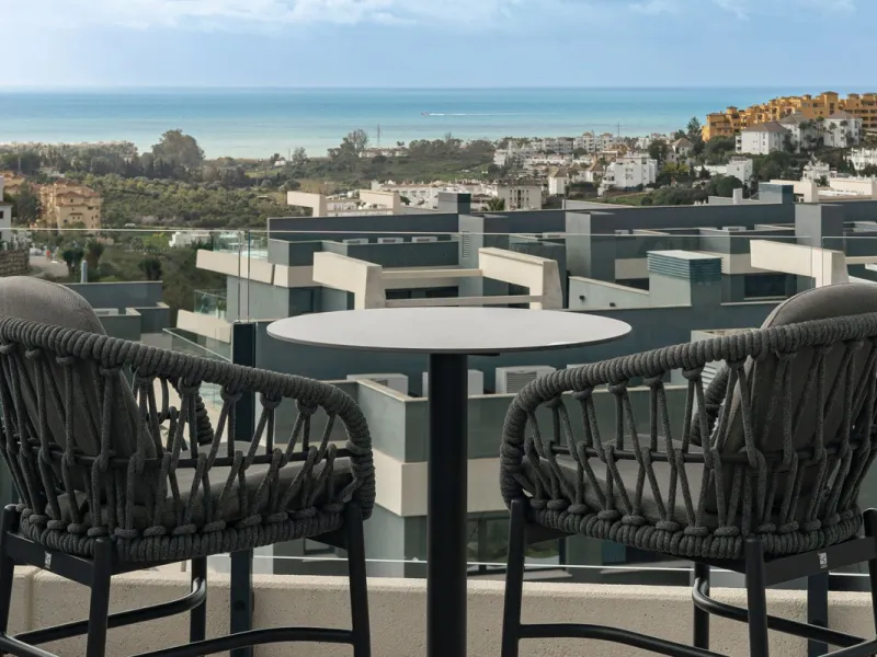 This luxurious fully furnished 2-bedroom penthouse is located in the modern and highly sought-after Oasis 325 development, in one of the fastest-growing areas between Marbella and Estepona. The property combines contemporary architecture, excellent natura