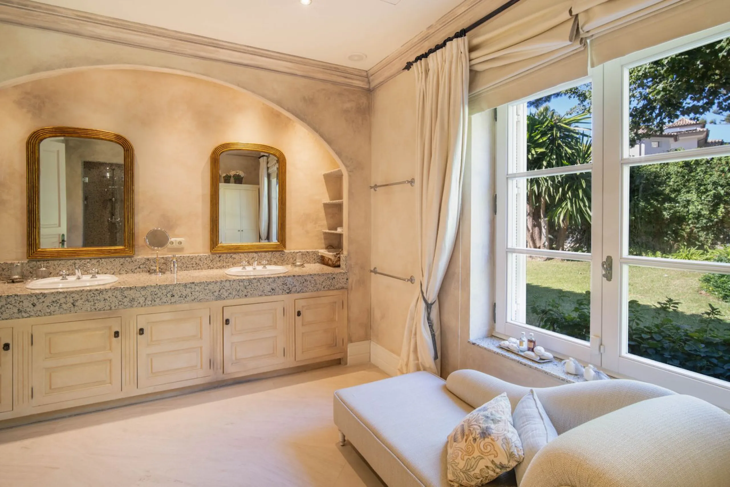 Mediterrane Villa mit Meerblick in Altos Reales, Marbella