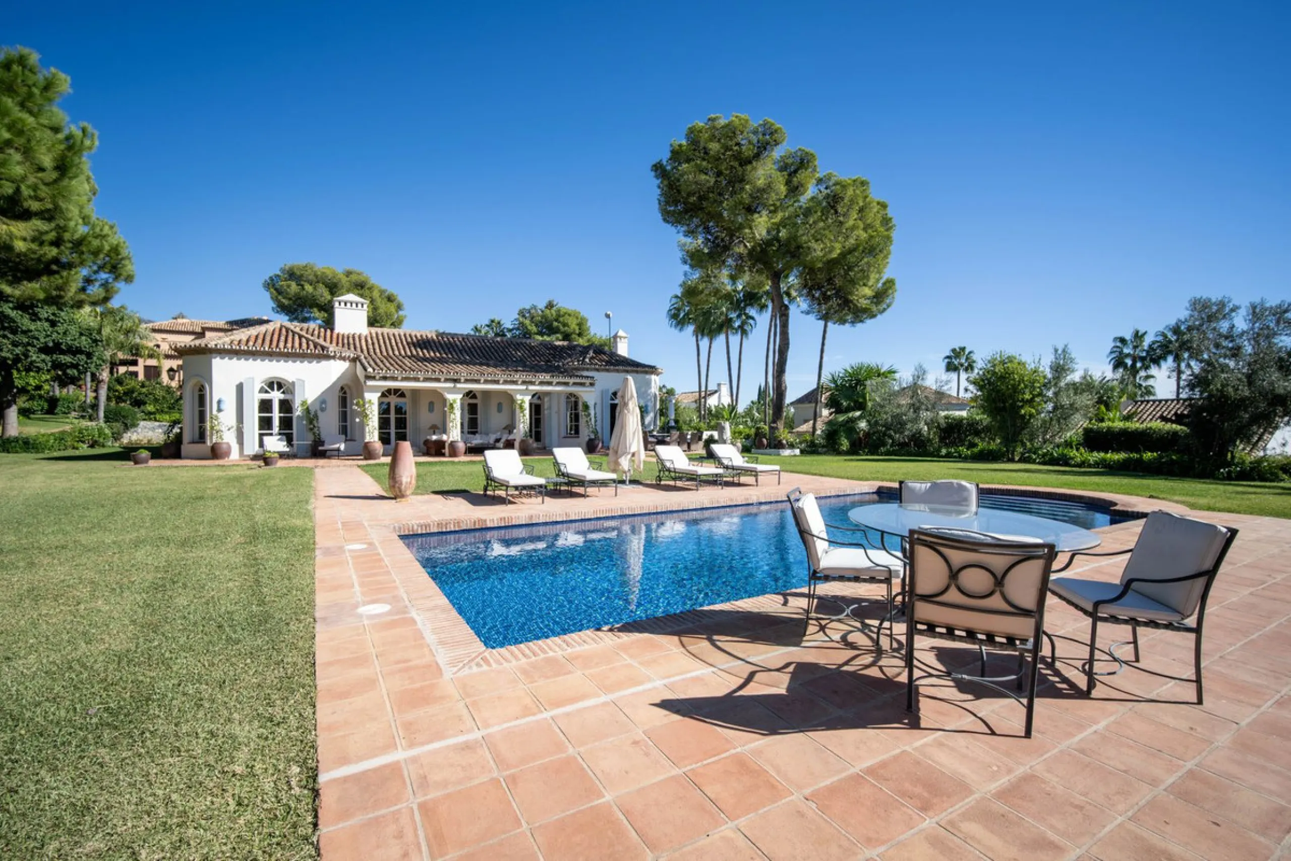 Mediterrane Villa mit Meerblick in Altos Reales, Marbella
