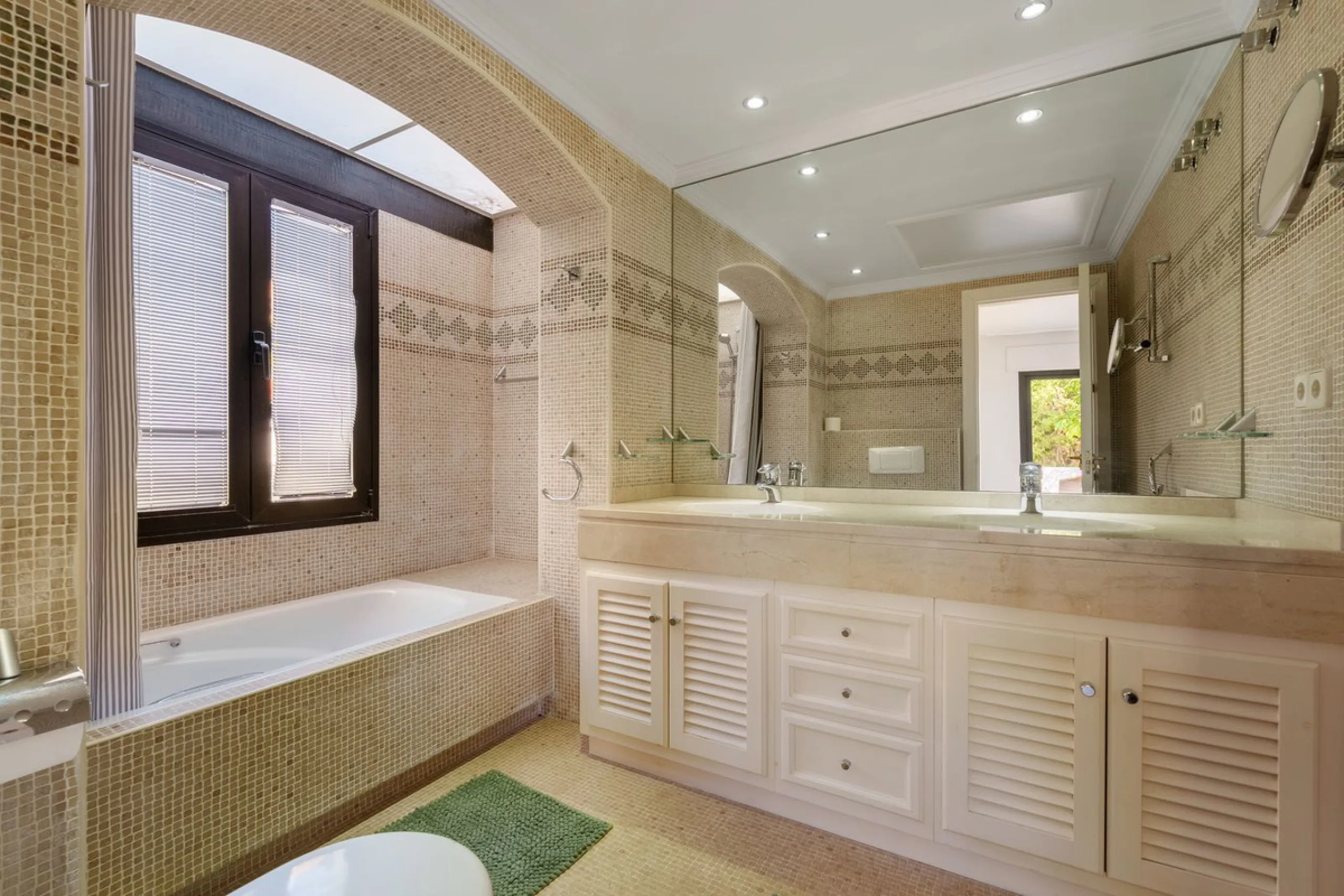 House - Detached Villa в продаже в Benahavís, Málaga. В доме 9 спален и 9 ванных комнат. Площадь дома 1177 м². Площадь участка 7881 м²